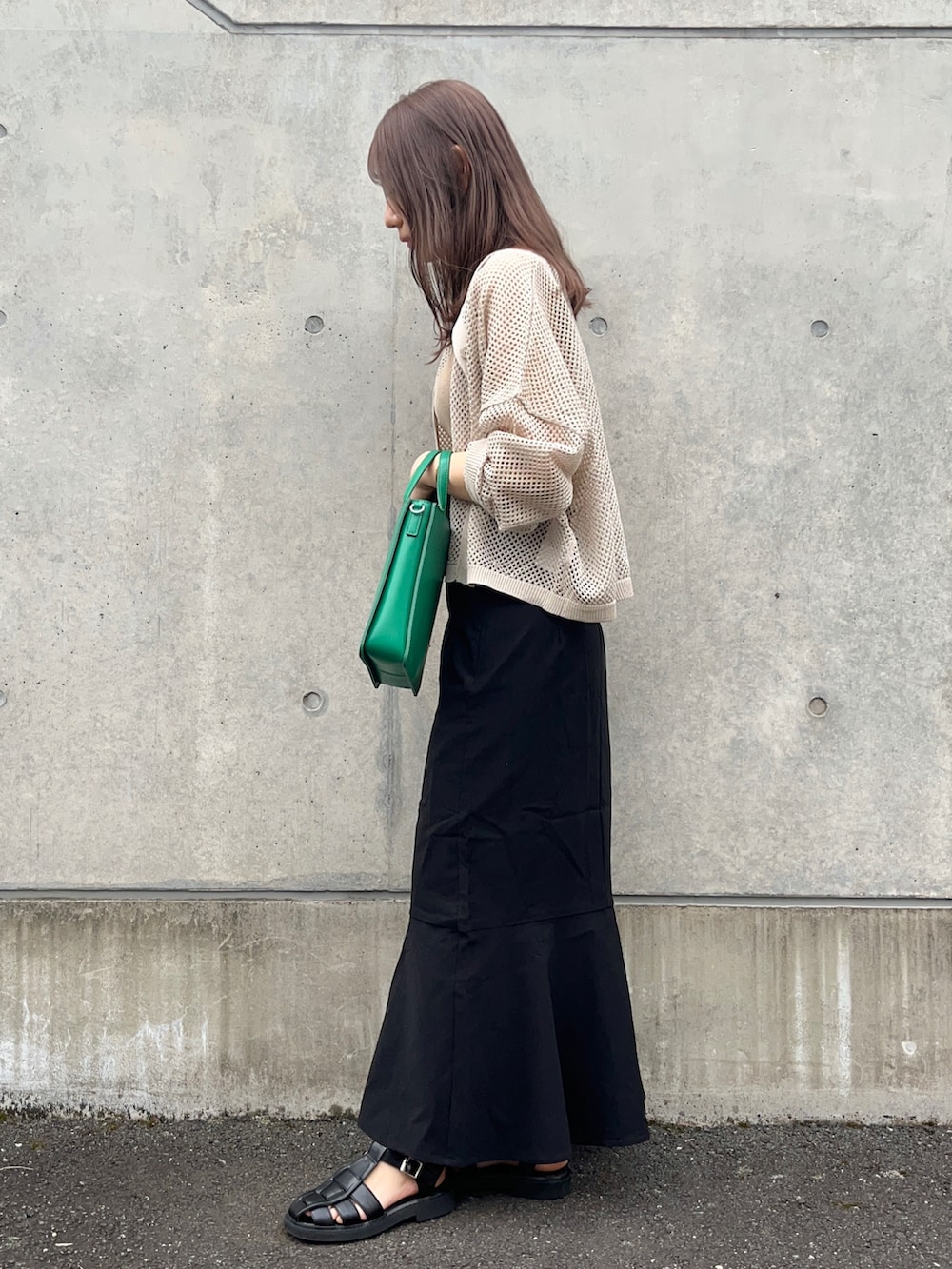 ベージュ系のカーディガン/ボレロ、ブラック系のスカート、ブラック系のサンダルを着用したレディースの春コーディネートの4枚目の写真