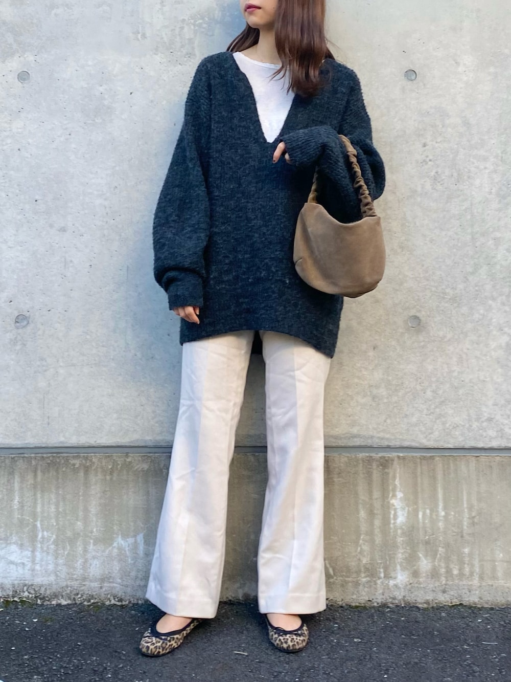 ブラック系のニット/セーター、ホワイト系のその他パンツ、その他のバレエシューズを着用したレディースの秋コーディネートの2枚目の写真