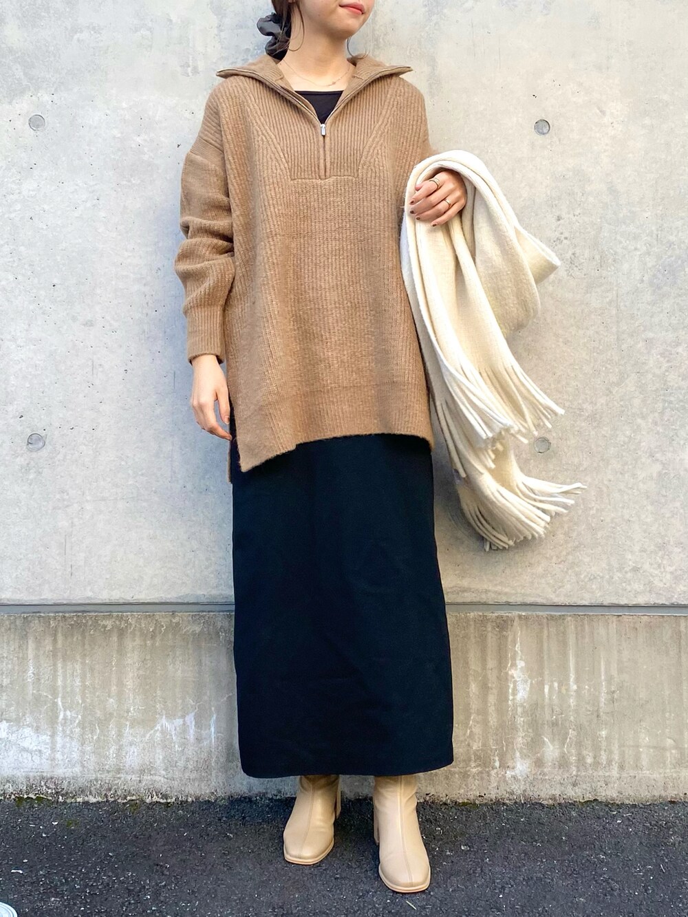 ベージュ系のニット/セーター、ブラック系のスカート、ブラック系のキャミソールを着用したレディースの秋コーディネートの3枚目の写真