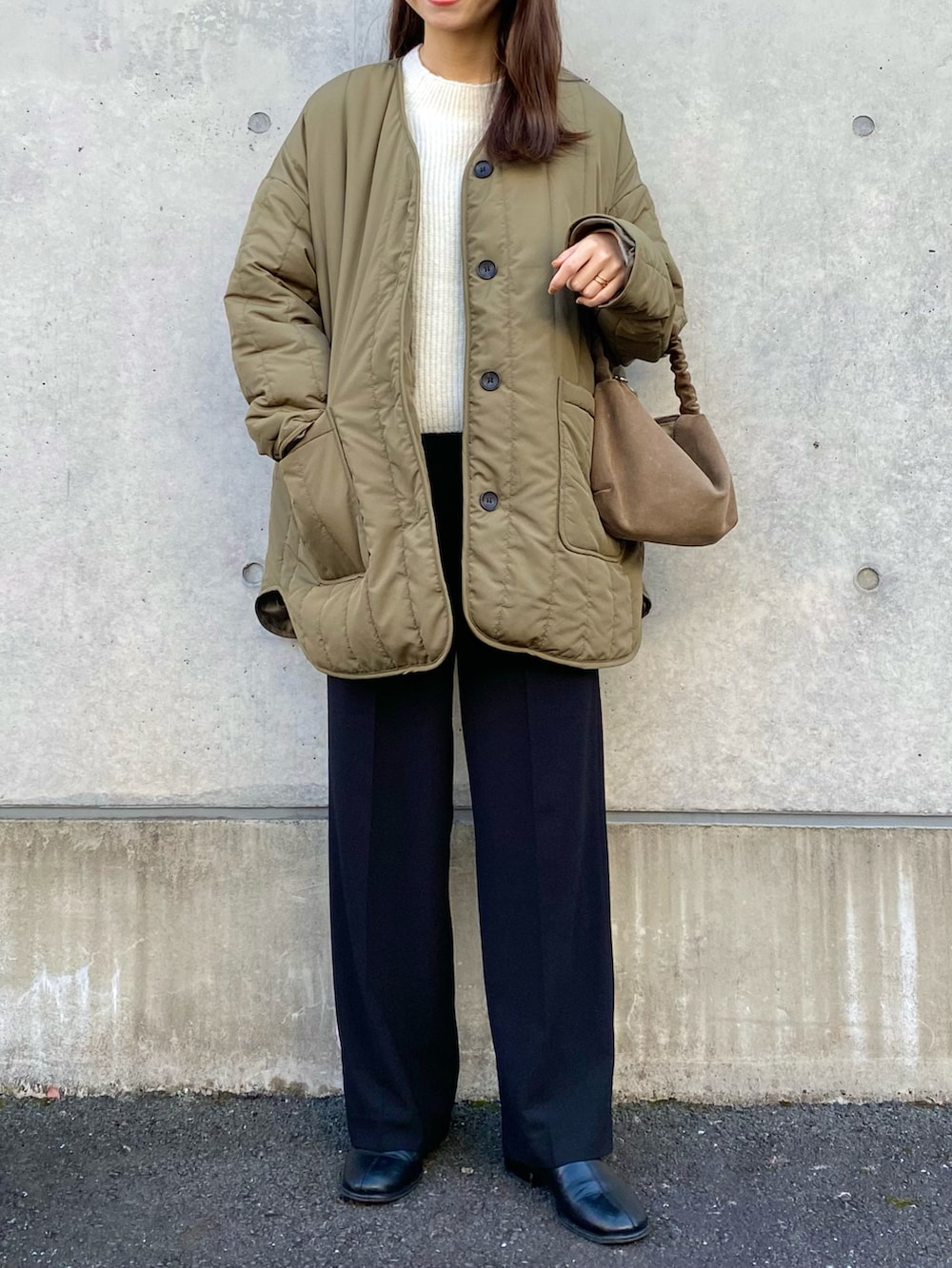 グリーン系のその他アウター、ブラック系のその他パンツ、ブラック系のその他シューズを着用したレディースの冬コーディネートの2枚目の写真