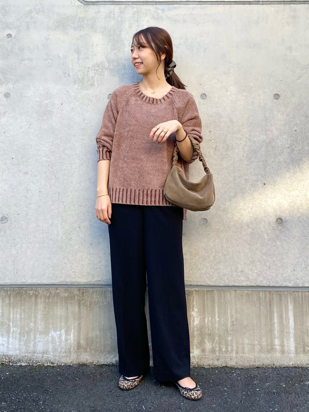 ブラウン系のニット/セーター、ブラック系のその他パンツ、その他のバレエシューズを着用したレディースの秋コーディネートの3枚目の写真