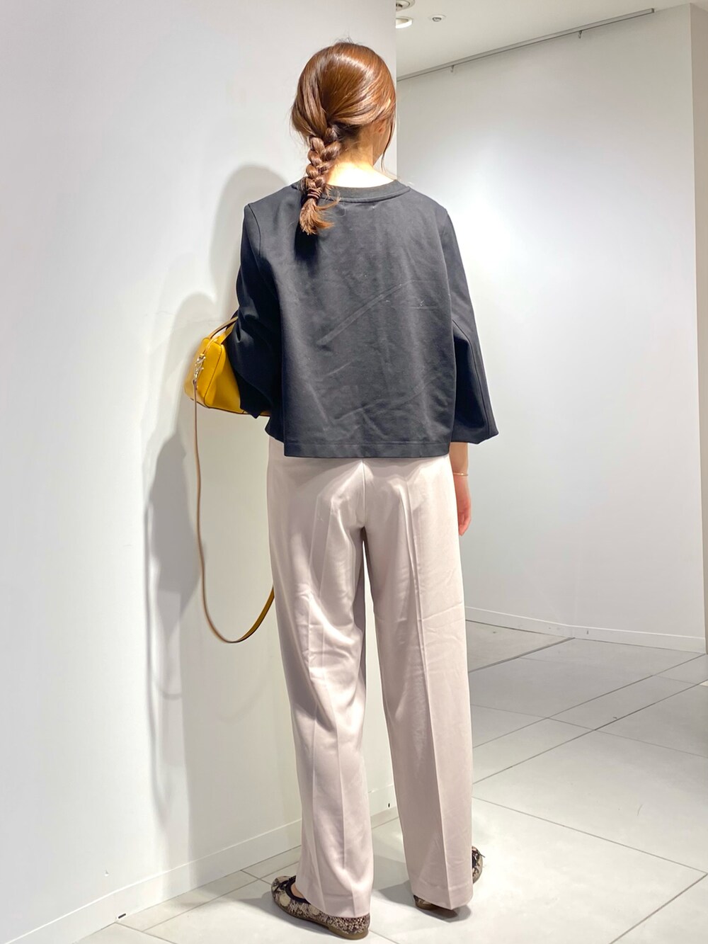 ブラック系のスウェット、ブラック系のその他パンツ、ブラック系のキャミソールを着用したレディースの秋コーディネートの2枚目の写真