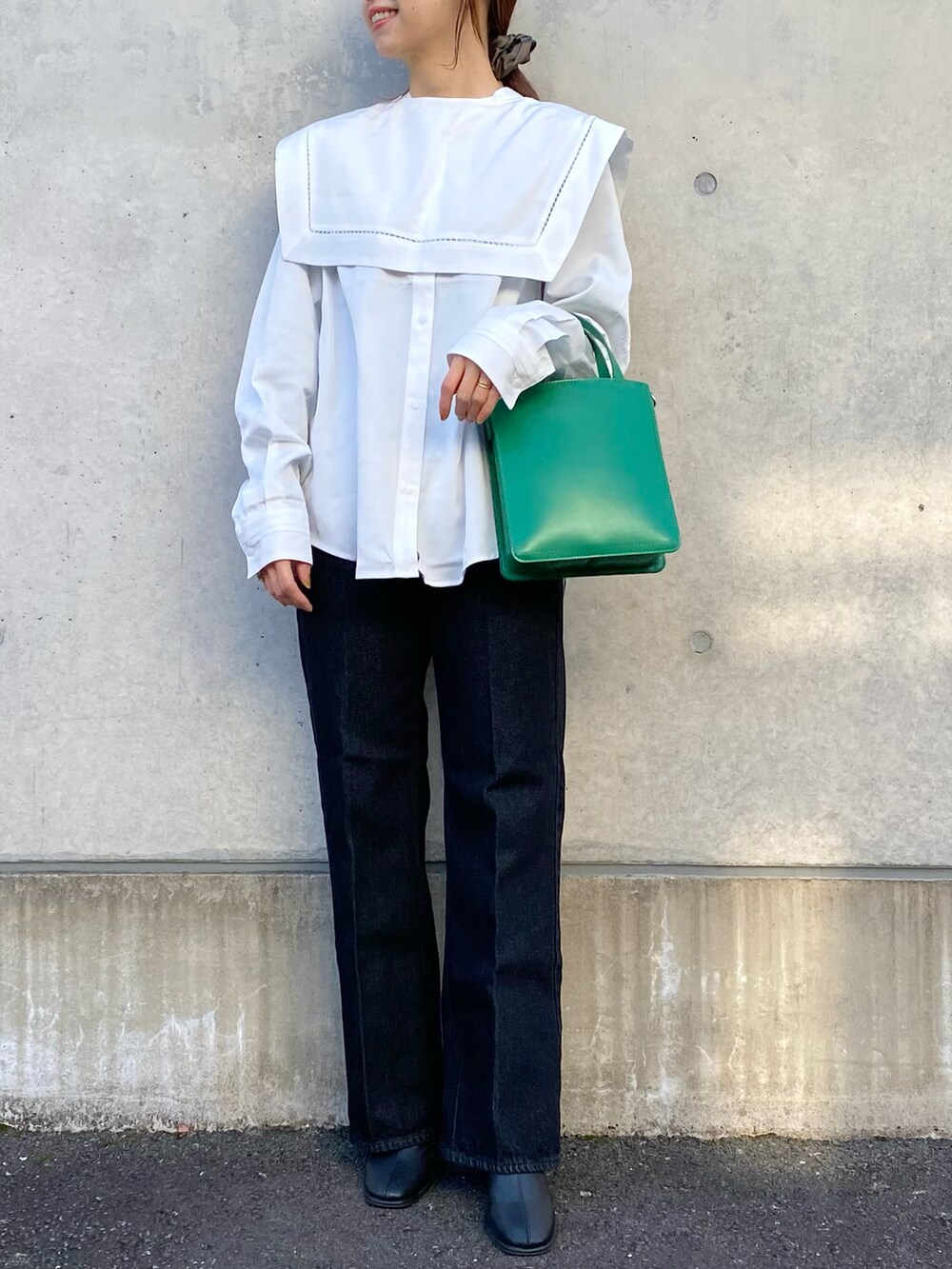 ホワイト系のシャツ/ブラウス、グリーン系のトートバッグ、ブラック系のデニムパンツを着用したレディースの冬コーディネートの2枚目の写真