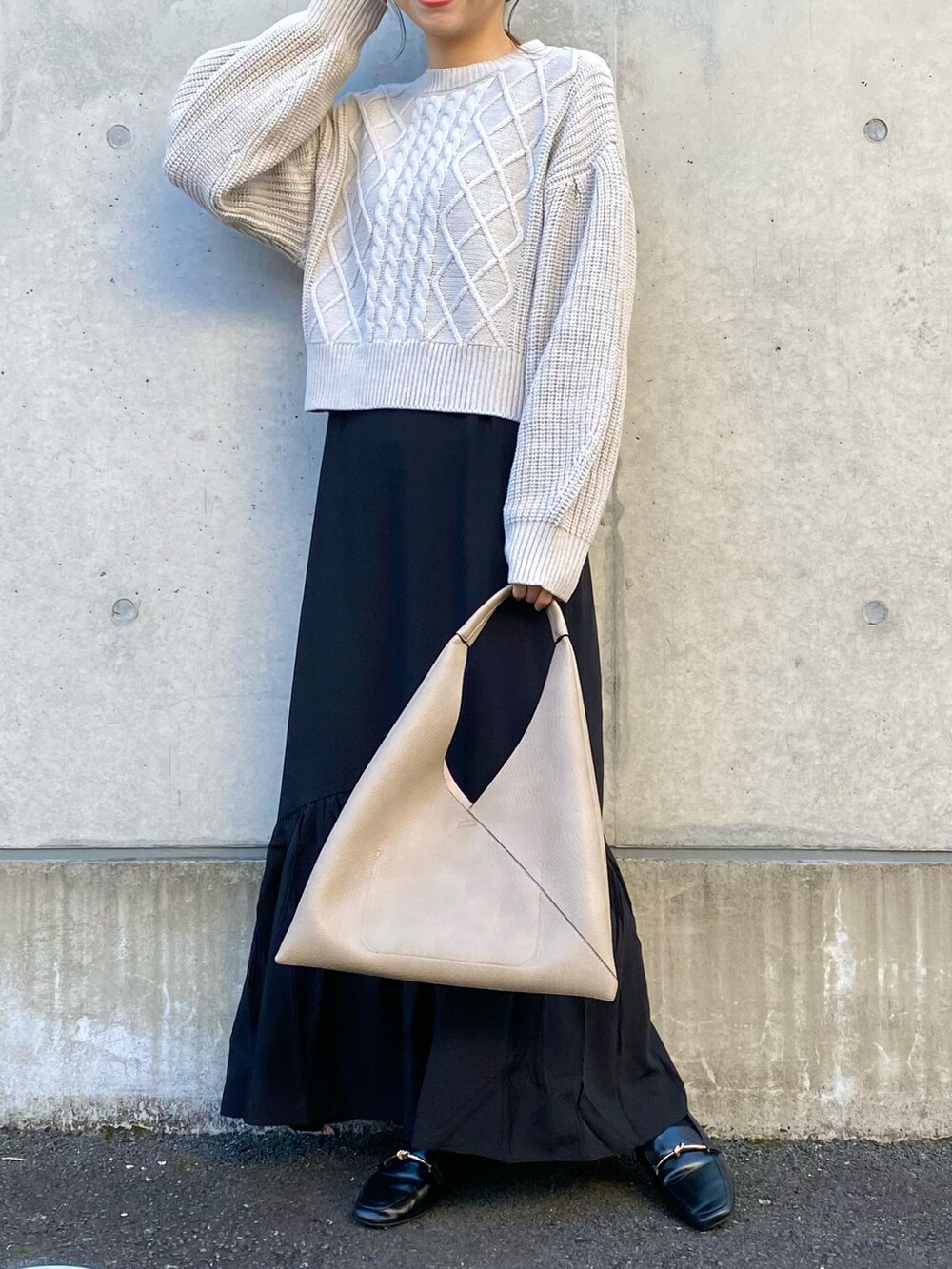 ベージュ系のワンピース、ベージュ系のトートバッグ、ブラック系のローファーを着用したレディースの冬コーディネートの2枚目の写真