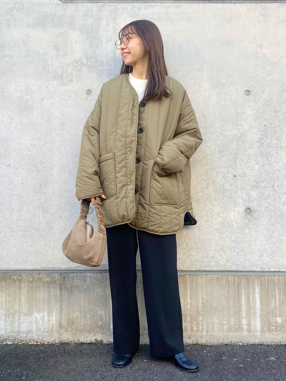 グリーン系のその他アウター、ブラック系のその他パンツ、ブラック系のその他シューズを着用したレディースの冬コーディネートの3枚目の写真