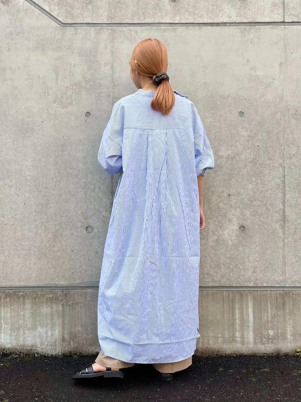 ホワイト系のタンクトップ、ベージュ系のその他パンツ、グリーン系のトートバッグを着用したレディースの春コーディネートの3枚目の写真