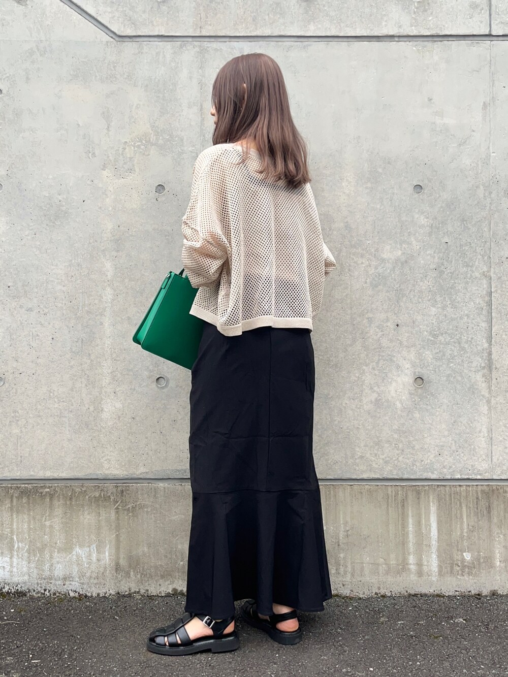 ベージュ系のカーディガン/ボレロ、ブラック系のスカート、ブラック系のサンダルを着用したレディースの春コーディネートの3枚目の写真