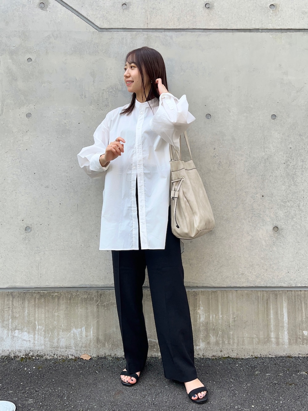 ホワイト系のシャツ/ブラウス、ブラック系のその他パンツ、ブラック系のサンダルを着用したレディースの春コーディネートの3枚目の写真