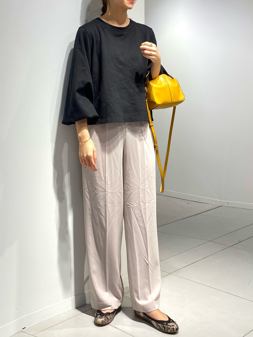 ブラック系のスウェット、ブラック系のその他パンツ、ブラック系のキャミソールを着用したレディースの秋コーディネートの3枚目の写真