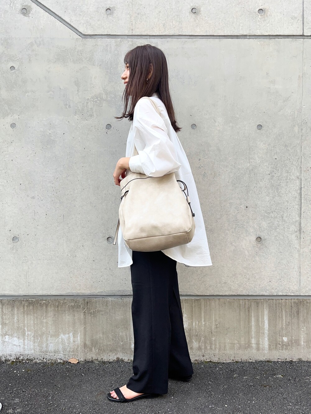 ホワイト系のシャツ/ブラウス、ブラック系のその他パンツ、ブラック系のサンダルを着用したレディースの春コーディネートの4枚目の写真