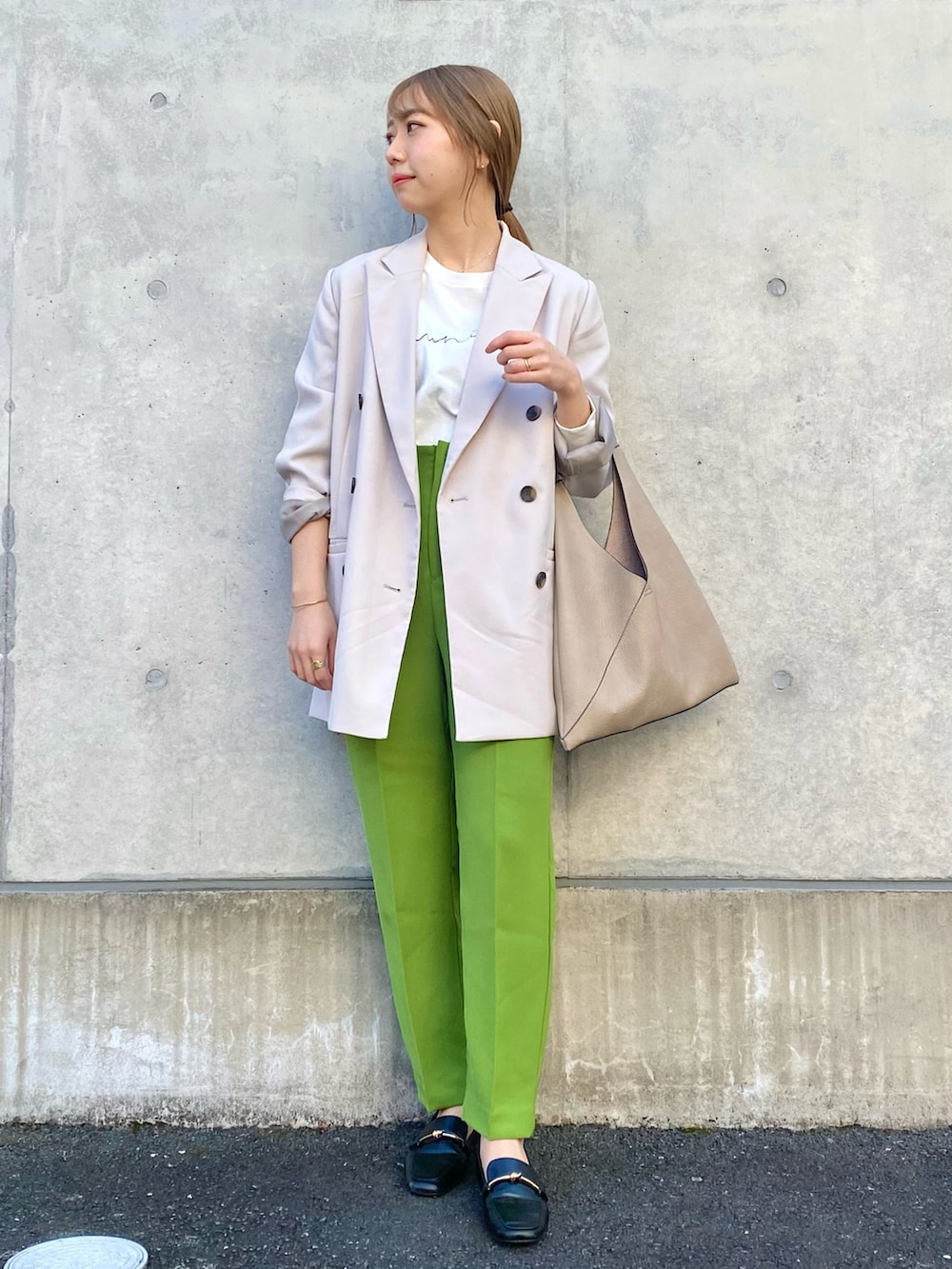 ベージュ系のテーラードジャケット、グリーン系のその他パンツ、ブラック系のローファーを着用したレディースの冬コーディネートの2枚目の写真