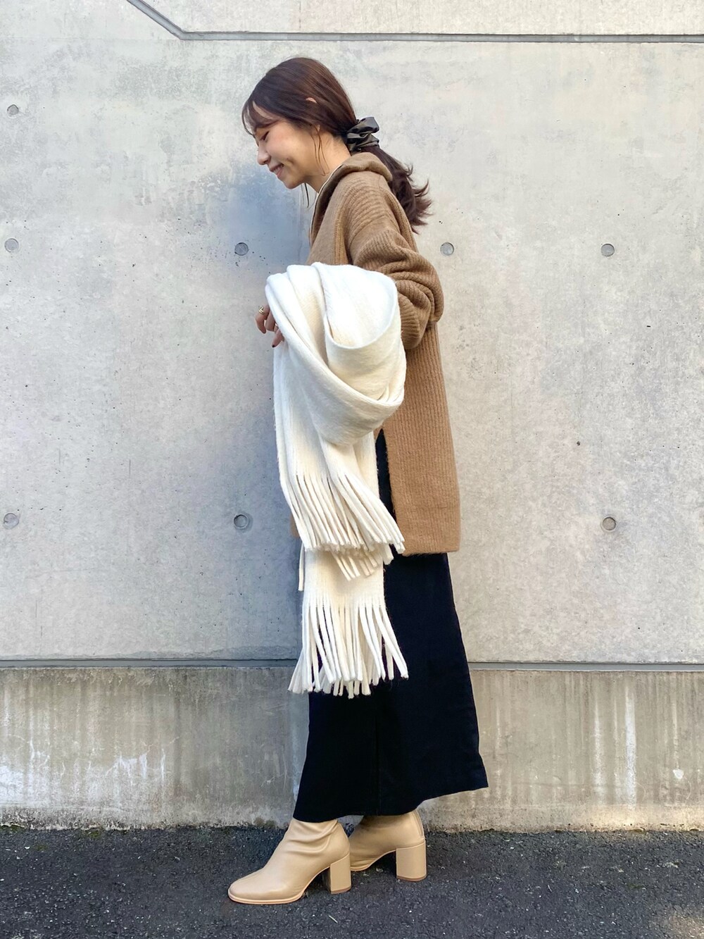 ベージュ系のニット/セーター、ブラック系のスカート、ブラック系のキャミソールを着用したレディースの秋コーディネートの2枚目の写真