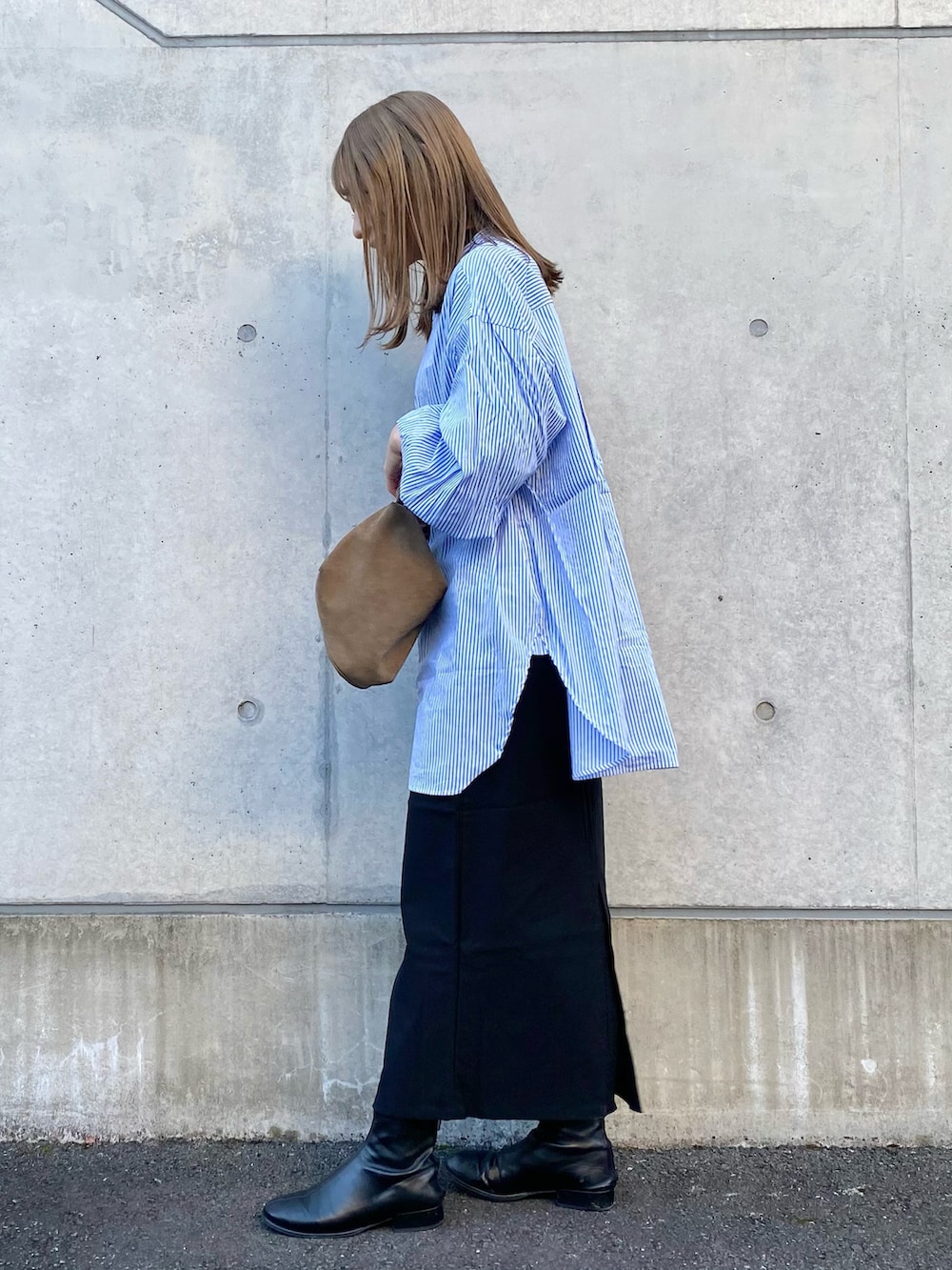 ブルー系のシャツ/ブラウス、ブラック系のスカート、ブラック系のその他シューズを着用したレディースの冬コーディネートの3枚目の写真