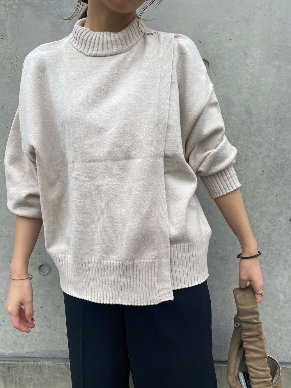 ホワイト系のニット/セーター、ブラック系のその他パンツ、その他のバレエシューズを着用したレディースの秋コーディネートの4枚目の写真