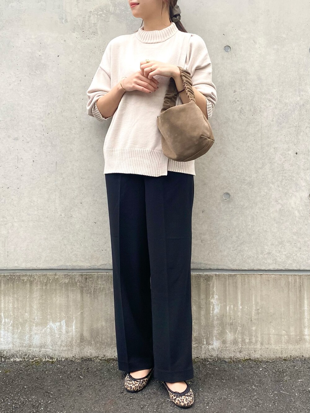 ホワイト系のニット/セーター、ブラック系のその他パンツ、その他のバレエシューズを着用したレディースの秋コーディネートの2枚目の写真