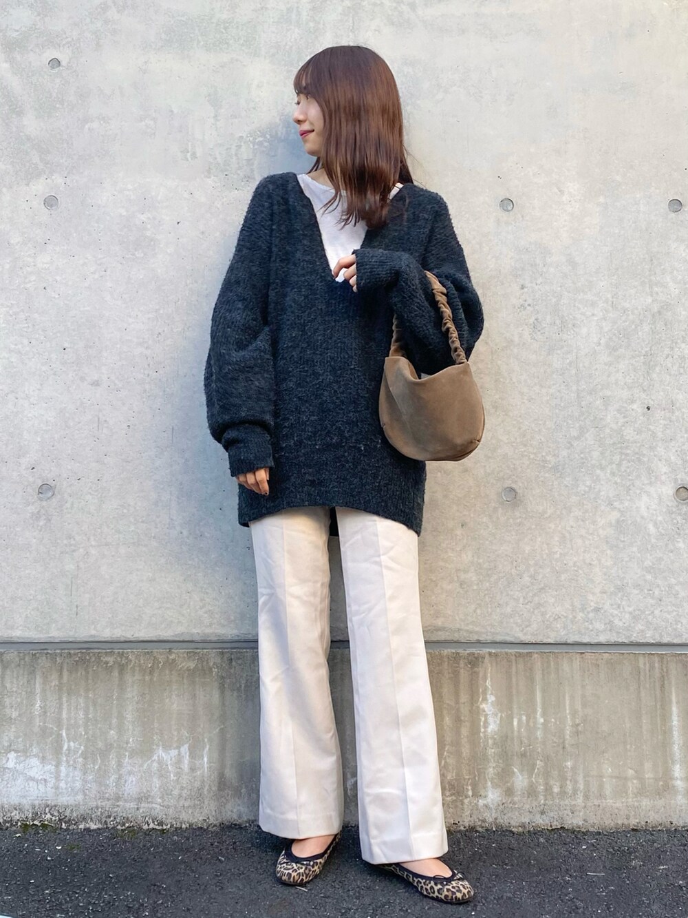 ブラック系のニット/セーター、ホワイト系のその他パンツ、その他のバレエシューズを着用したレディースの秋コーディネートの3枚目の写真