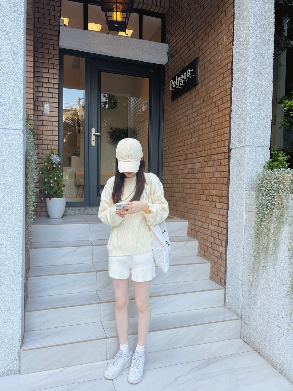 ホワイト系のスニーカーを着用したレディースの冬コーディネートの2枚目の写真