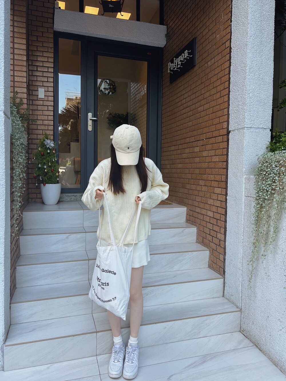 ホワイト系のスニーカーを着用したレディースの冬コーディネートの3枚目の写真