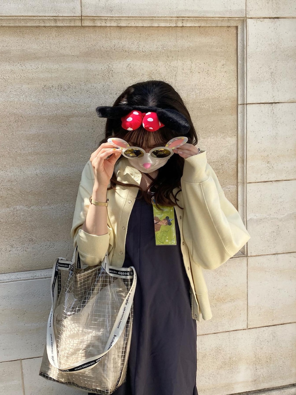 グレー系のワンピースを着用したレディースの夏コーディネートの3枚目の写真