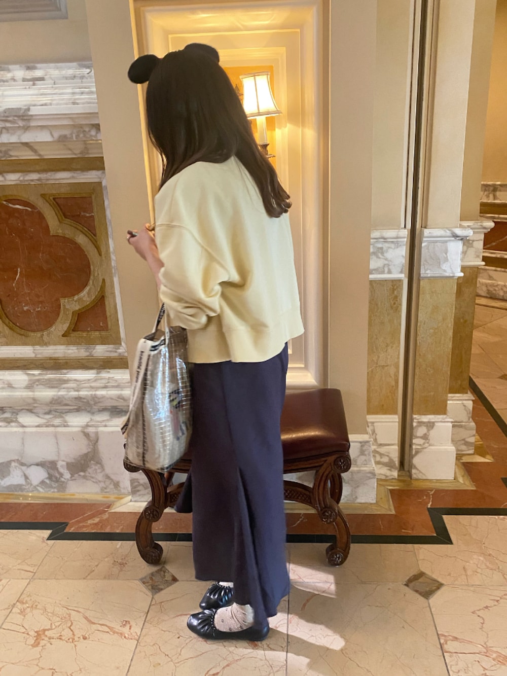 グレー系のワンピースを着用したレディースの夏コーディネートの2枚目の写真