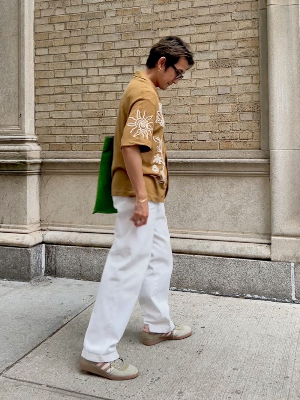 「スニーカーコーデ、今日のコーデ、シャツスタイル、夏コーデ、ベージュ、zara、休日スタイル、オトナカジュアル」｜「ZARAのアイテム（シャツ/ブラウス、ベージュ系）」を使った、d29p26buさん（メンズ・174cm）の春コーディネートの3枚目の写真