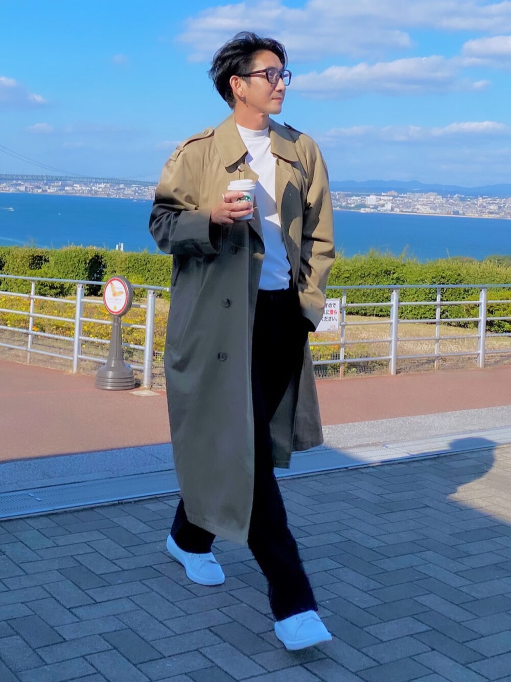 「秋のコーデ、トレンチコート、ストリート、シンプルコーデ、スニーカーコーデ、白Tシャツ」｜「古着屋のアイテム（トレンチコート、ベージュ系）」を使った、d29p26buさん（メンズ・174cm）の秋コーディネートの2枚目の写真