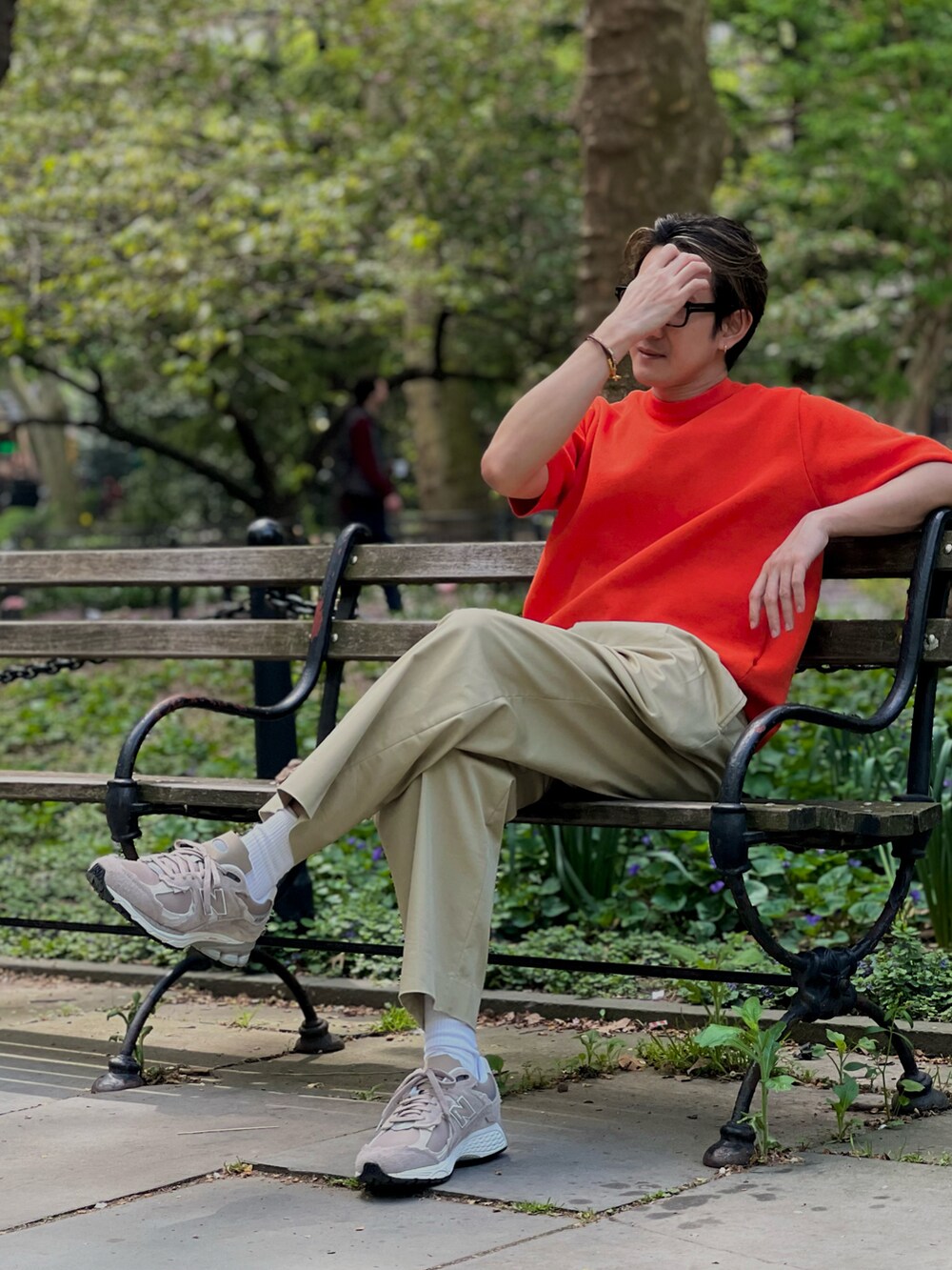 「今日のコーデ、春コーデ、ベージュ、スニーカーコーデ、ニューバランス、おしゃれさんと繋がりたい、オトナカジュアル、Tシャツ、Tshirts」｜「PLSTのアイテム（パンツ、ベージュ系）」を使った、d29p26buさん（メンズ・174cm）の春コーディネートの3枚目の写真