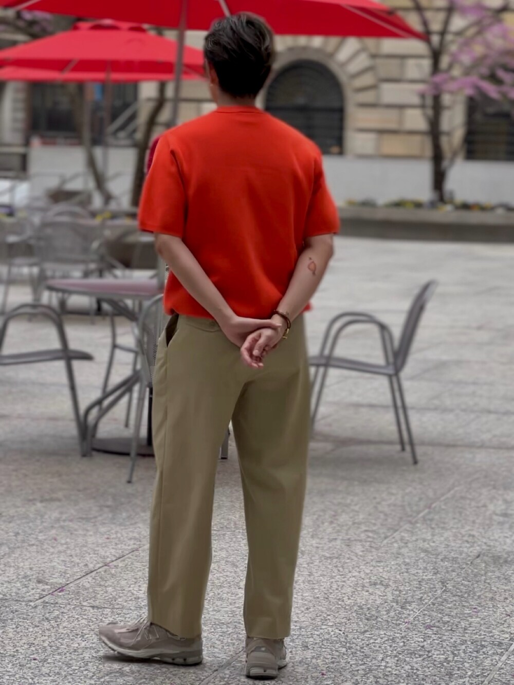 「今日のコーデ、春コーデ、ベージュ、スニーカーコーデ、ニューバランス、おしゃれさんと繋がりたい、オトナカジュアル、Tシャツ、Tshirts」｜「PLSTのアイテム（パンツ、ベージュ系）」を使った、d29p26buさん（メンズ・174cm）の春コーディネートの2枚目の写真