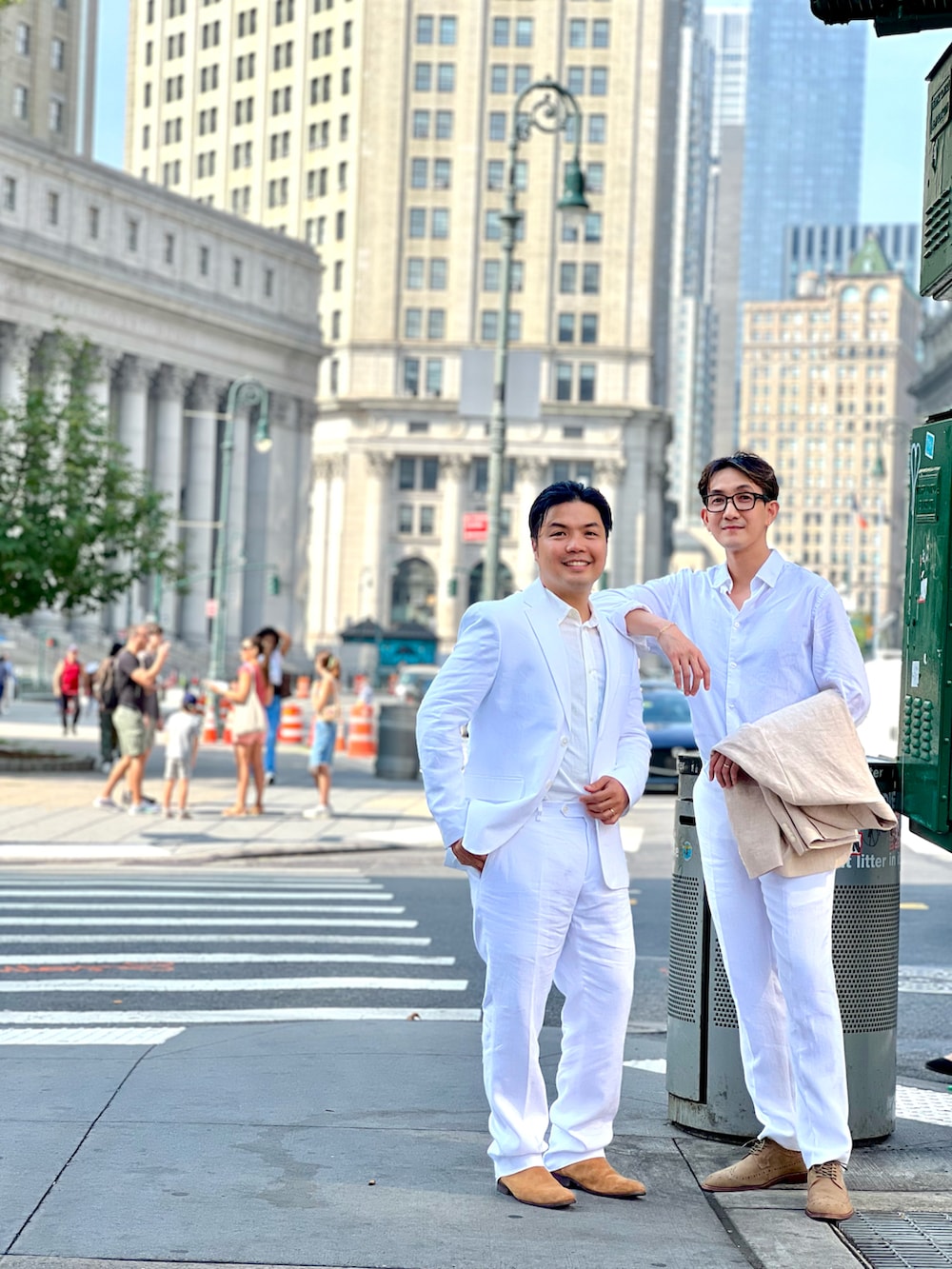 「結婚式、スーツスタイル、カジュアル、カップルコーデ、おしゃれさんと繋がりたい、大人カジュアル、夏コーデ」｜「TOMMY HILFIGERのアイテム（フォーマルスーツ/小物、ベージュ系）」を使った、d29p26buさん（メンズ・174cm）の夏コーディネートの2枚目の写真