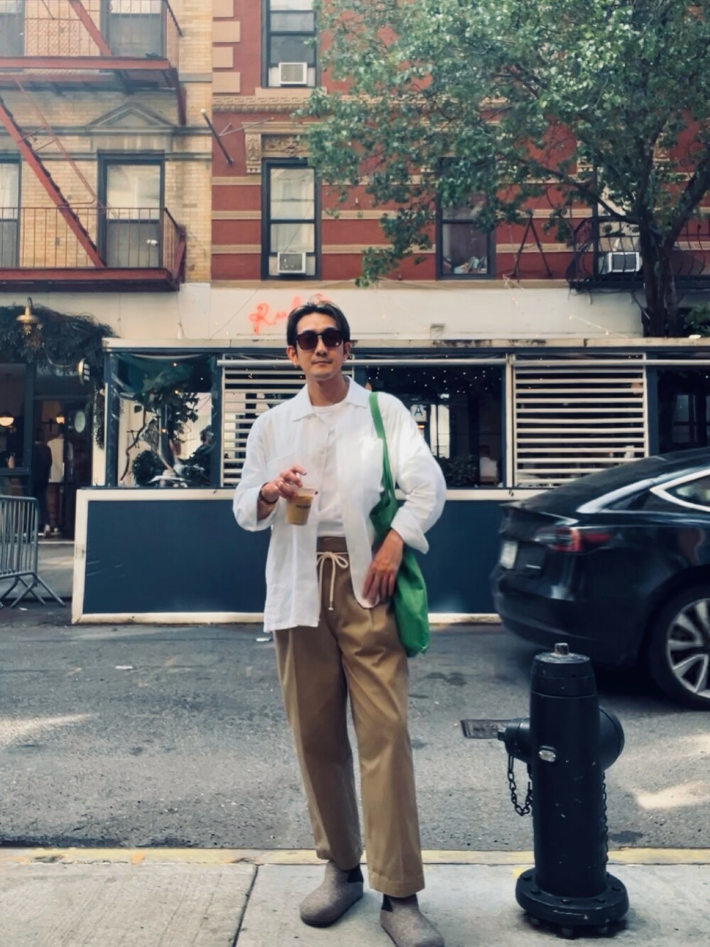 「今日のコーデ、ストリート、casual、トートバッグ、ビルケンシュトック、サンダル、おしゃれさんと繋がりたい」｜「MUHETのポケット付きトートバッグ（トートバッグ、グリーン系）」を使った、d29p26buさん（メンズ・174cm）の春コーディネートの2枚目の写真