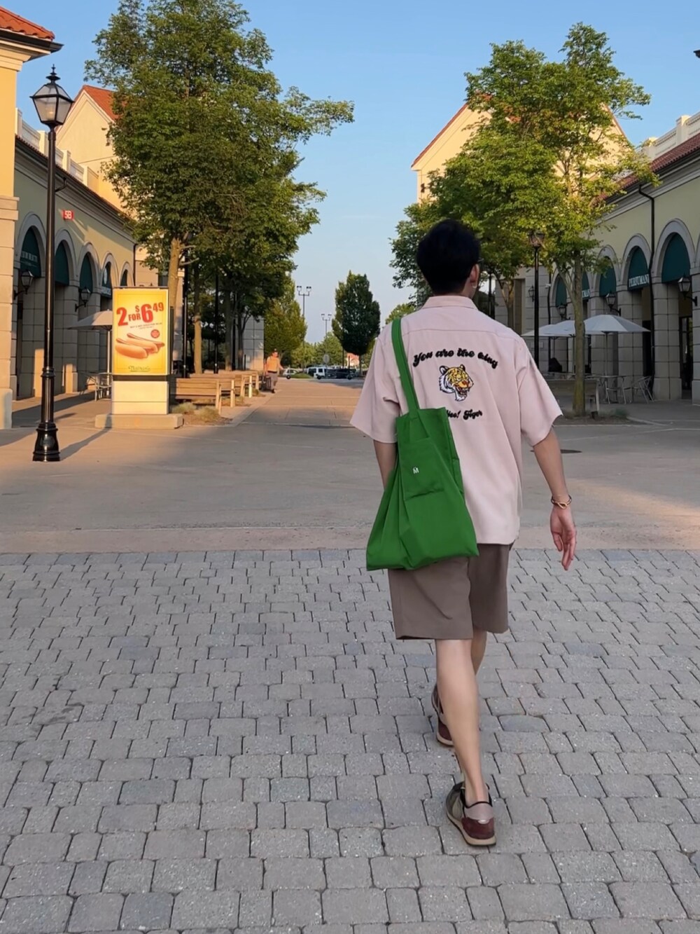 「シンプル、今日のコーデ、スニーカーコーデ、トートバッグ、ベージュコーデ、ショートパンツ」｜「UNIQLOのアイテム（パンツ、ベージュ系）」を使った、d29p26buさん（メンズ・174cm）の夏コーディネートの2枚目の写真
