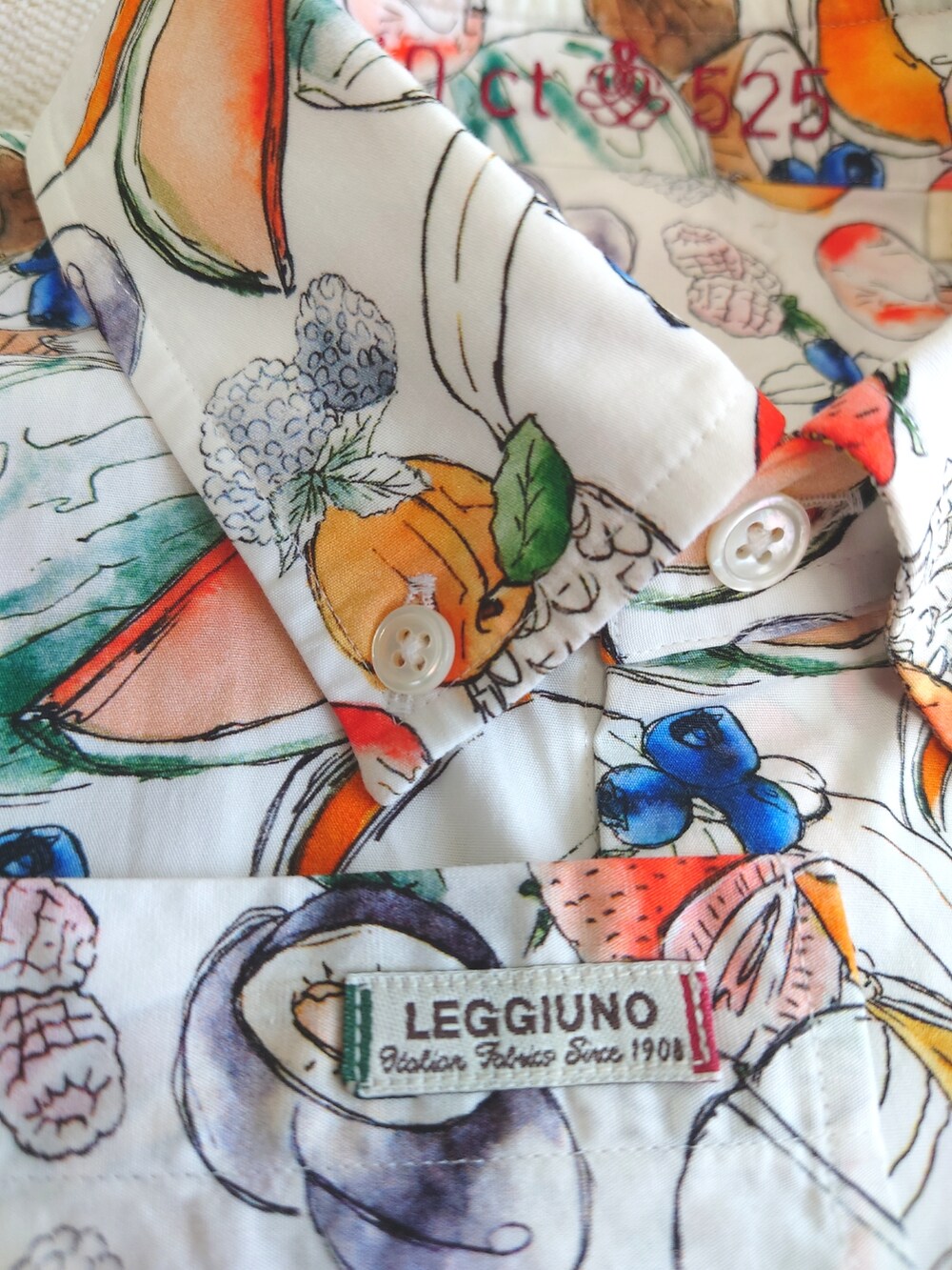 ブラウン系のサンダル、オレンジ系のその他パンツ、オレンジ系のTシャツ/カットソーを着用したメンズの夏コーディネートの2枚目の写真