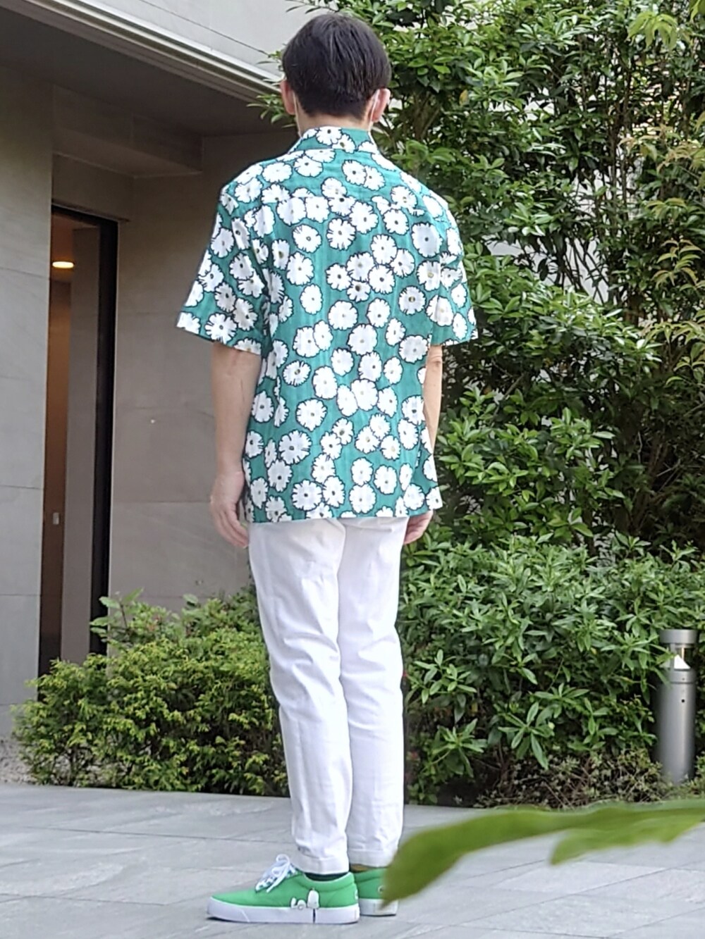 ホワイト系のデニムパンツ、グリーン系のシューズ、グリーン系のシャツ/ブラウスを着用したメンズの春コーディネートの2枚目の写真