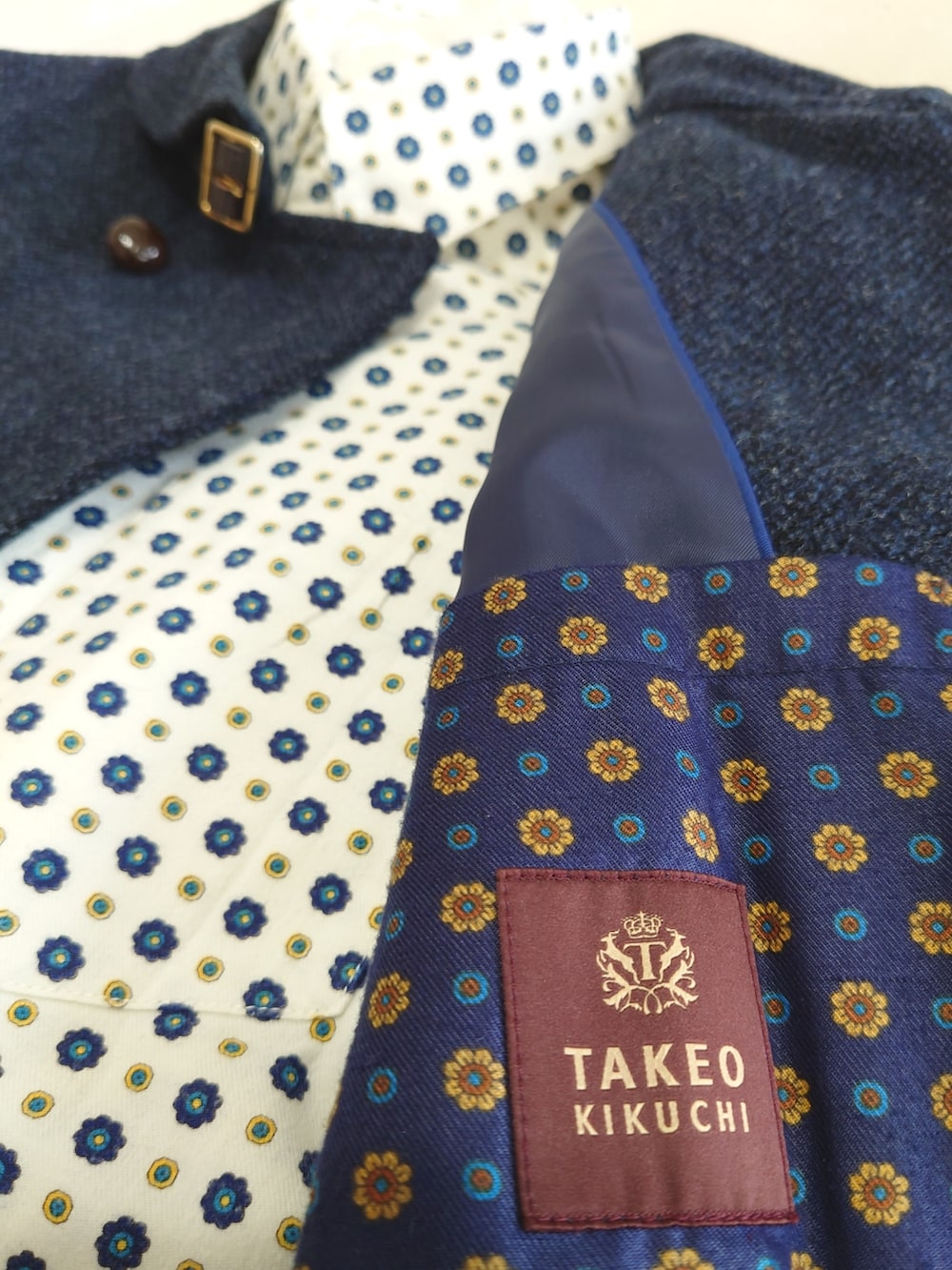 ベージュ系のその他パンツ、ブルー系のシューズ、グレー系のジャケット/アウターを着用したメンズの冬コーディネートの2枚目の写真