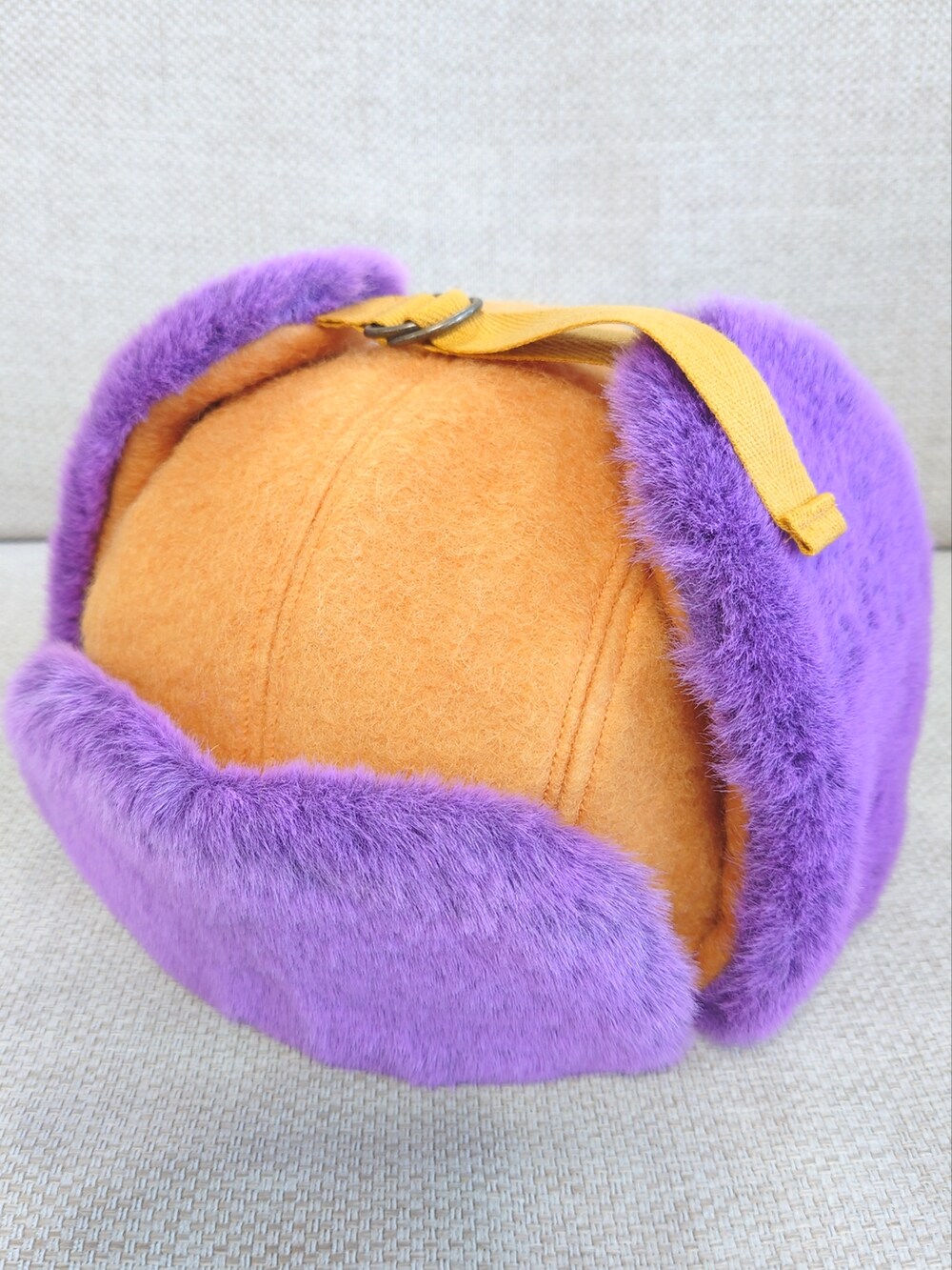 パープル系のスニーカー、ベージュ系のパンツ、パープル系のその他アウターを着用したメンズの秋コーディネートの2枚目の写真