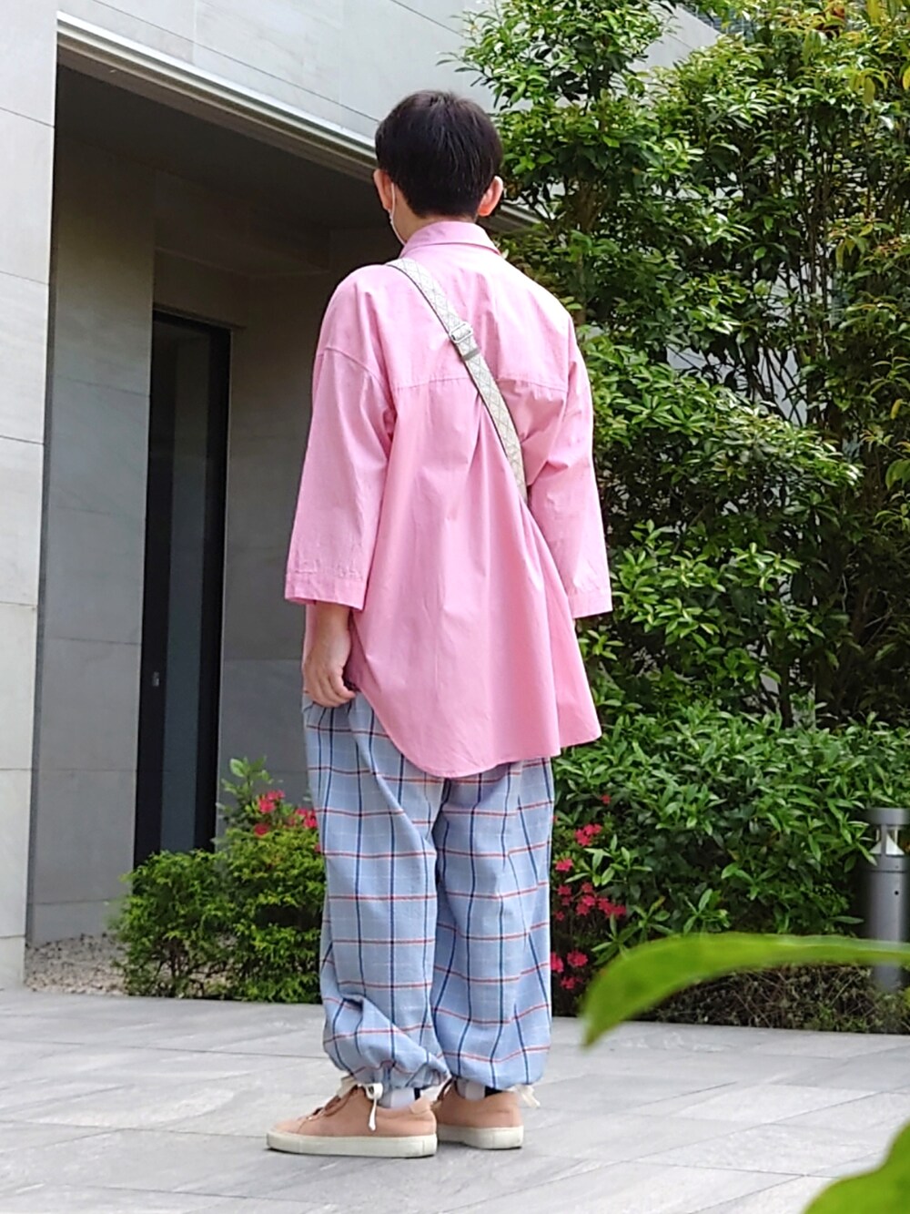 ピンク系のスニーカー、ブルー系のパンツ、その他のシャツ/ブラウスを着用したメンズの春コーディネートの2枚目の写真
