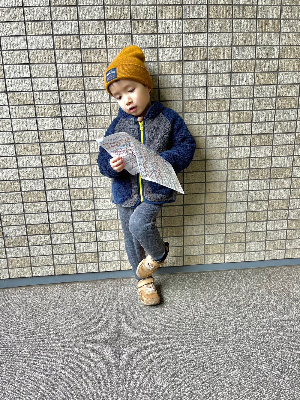 ブルー系のジャケット/アウター、ブラック系のパンツ、イエロー系のスニーカーを着用したキッズの冬コーディネートの2枚目の写真