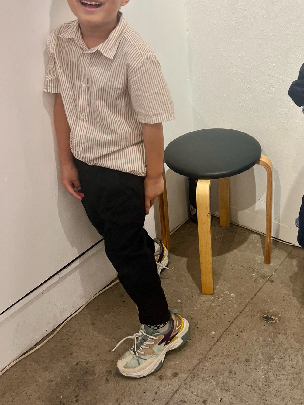 その他のシャツ/ブラウス、ブラック系のその他パンツ、その他のスニーカーを着用したキッズの秋コーディネートの2枚目の写真