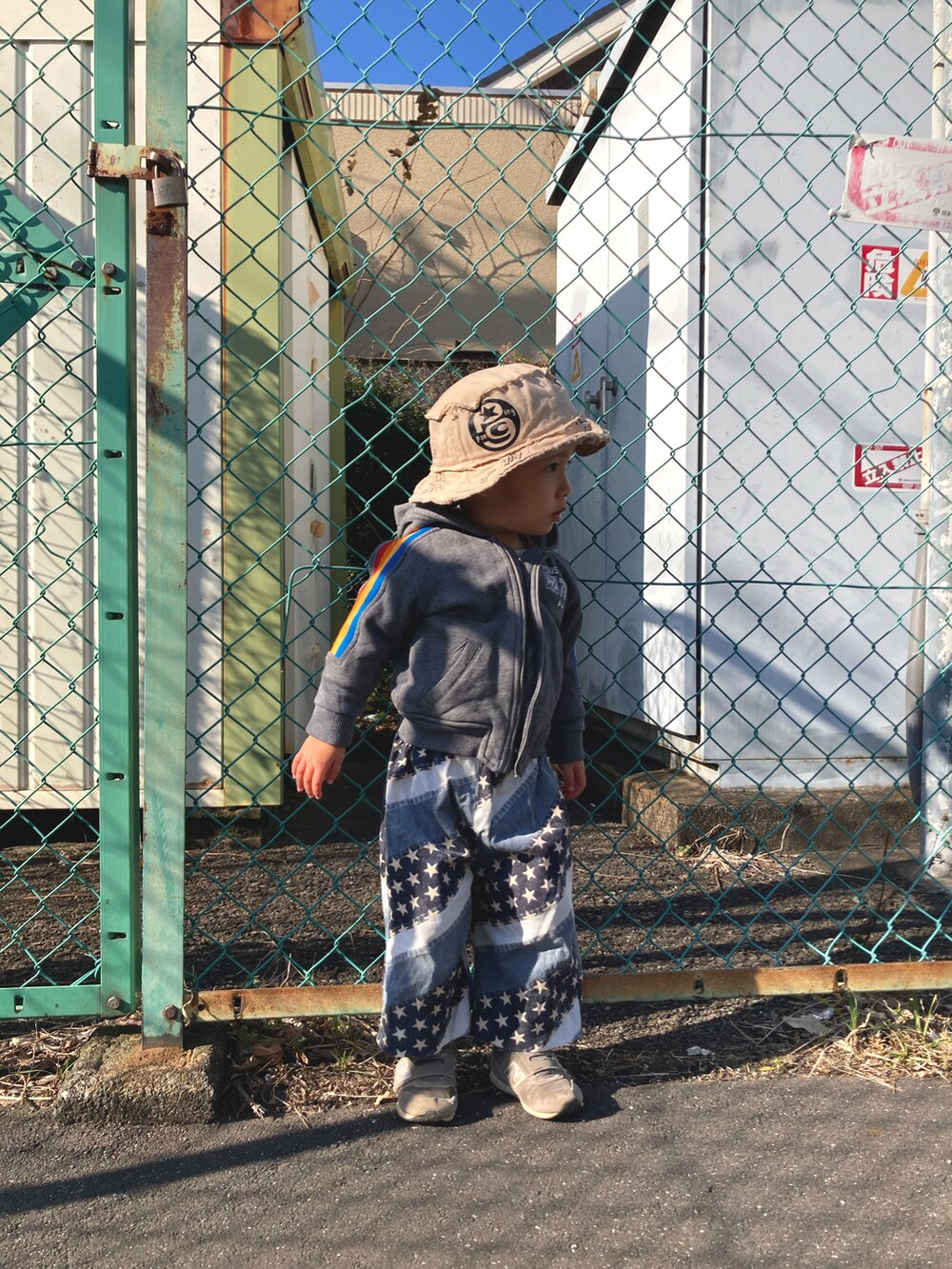 グレー系のパーカー、ブルー系のパンツ、グレー系のスニーカーを着用したキッズの冬コーディネートの2枚目の写真