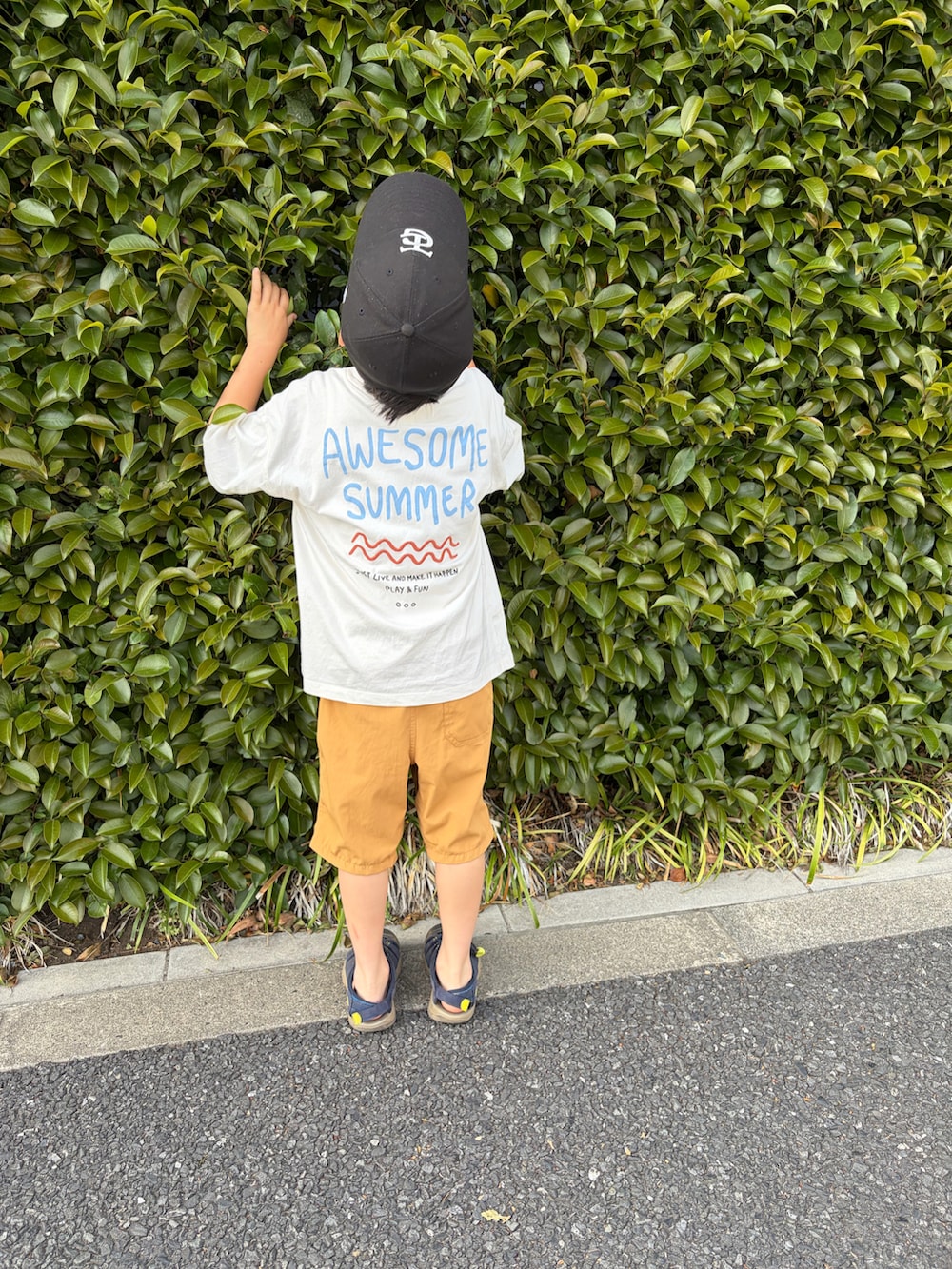 ブルー系のサンダル、ホワイト系のTシャツ/カットソー、ブルー系のキャップを着用したキッズの夏コーディネートの2枚目の写真