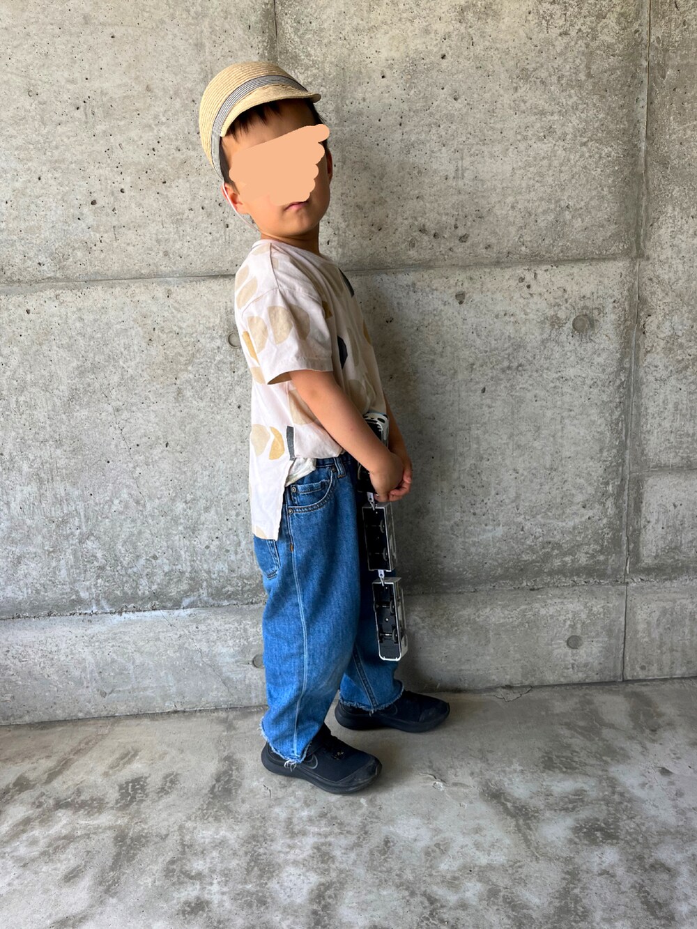 ベージュ系のTシャツ/カットソー、ブルー系のデニムパンツ、ブラック系のスニーカーを着用したキッズの春コーディネートの2枚目の写真