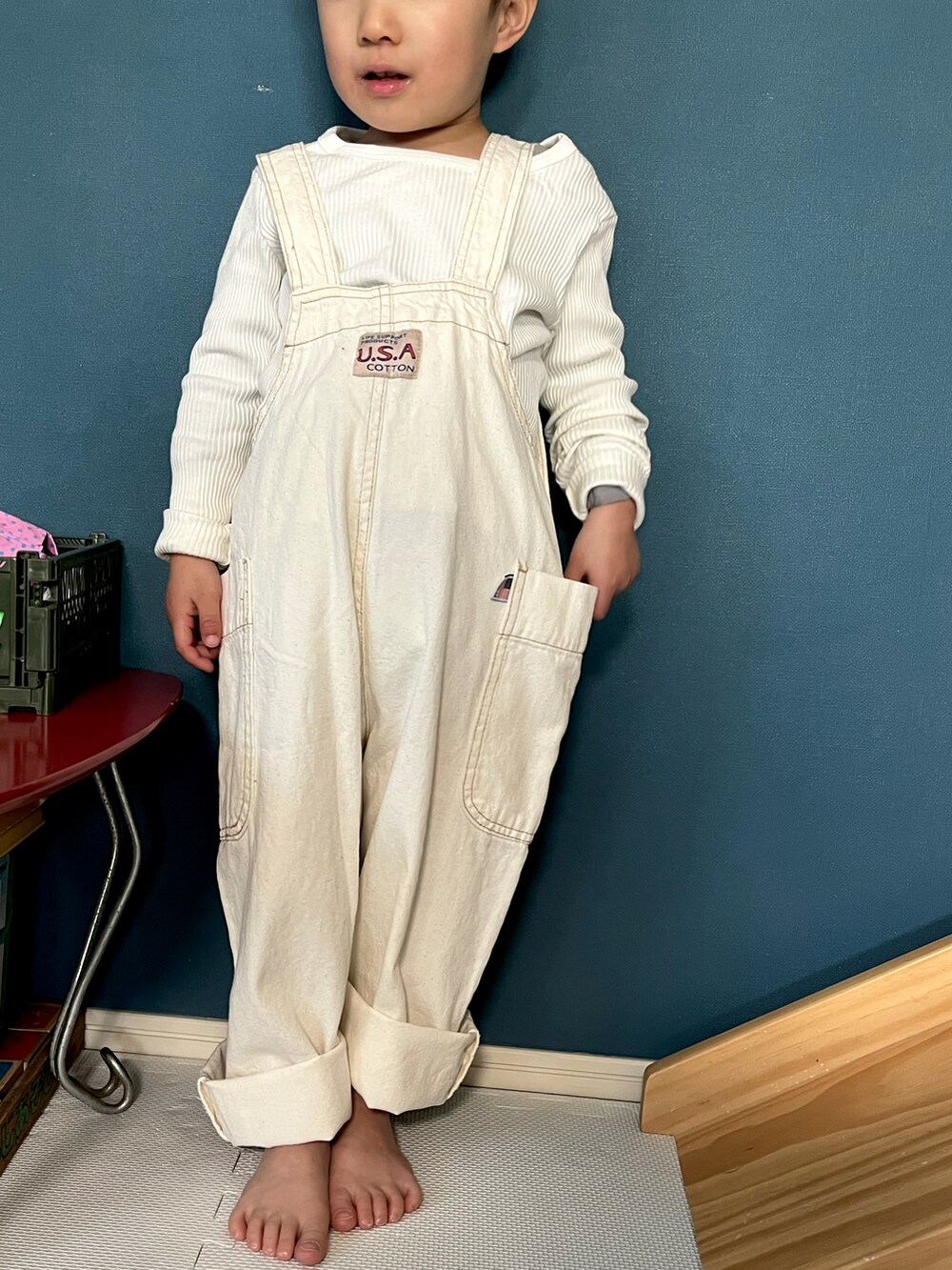 ホワイト系のサロペット/オーバーオールを着用したキッズの冬コーディネートの2枚目の写真