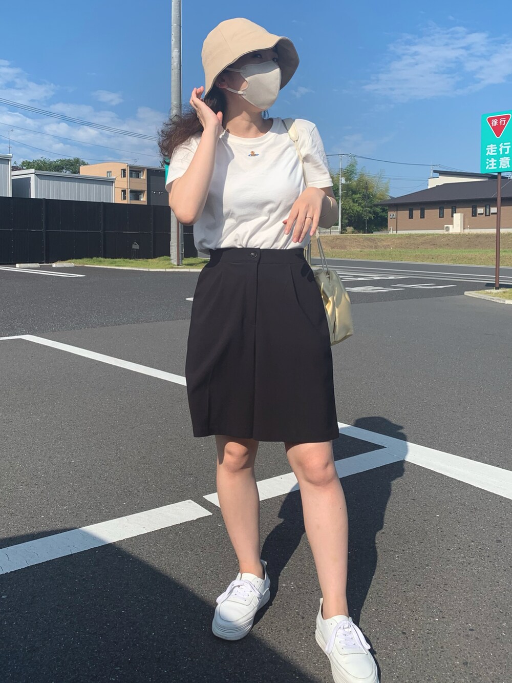 ホワイト系のTシャツ/カットソー、ブラック系のその他パンツ、ホワイト系のスニーカーを着用したレディースの夏コーディネートの2枚目の写真