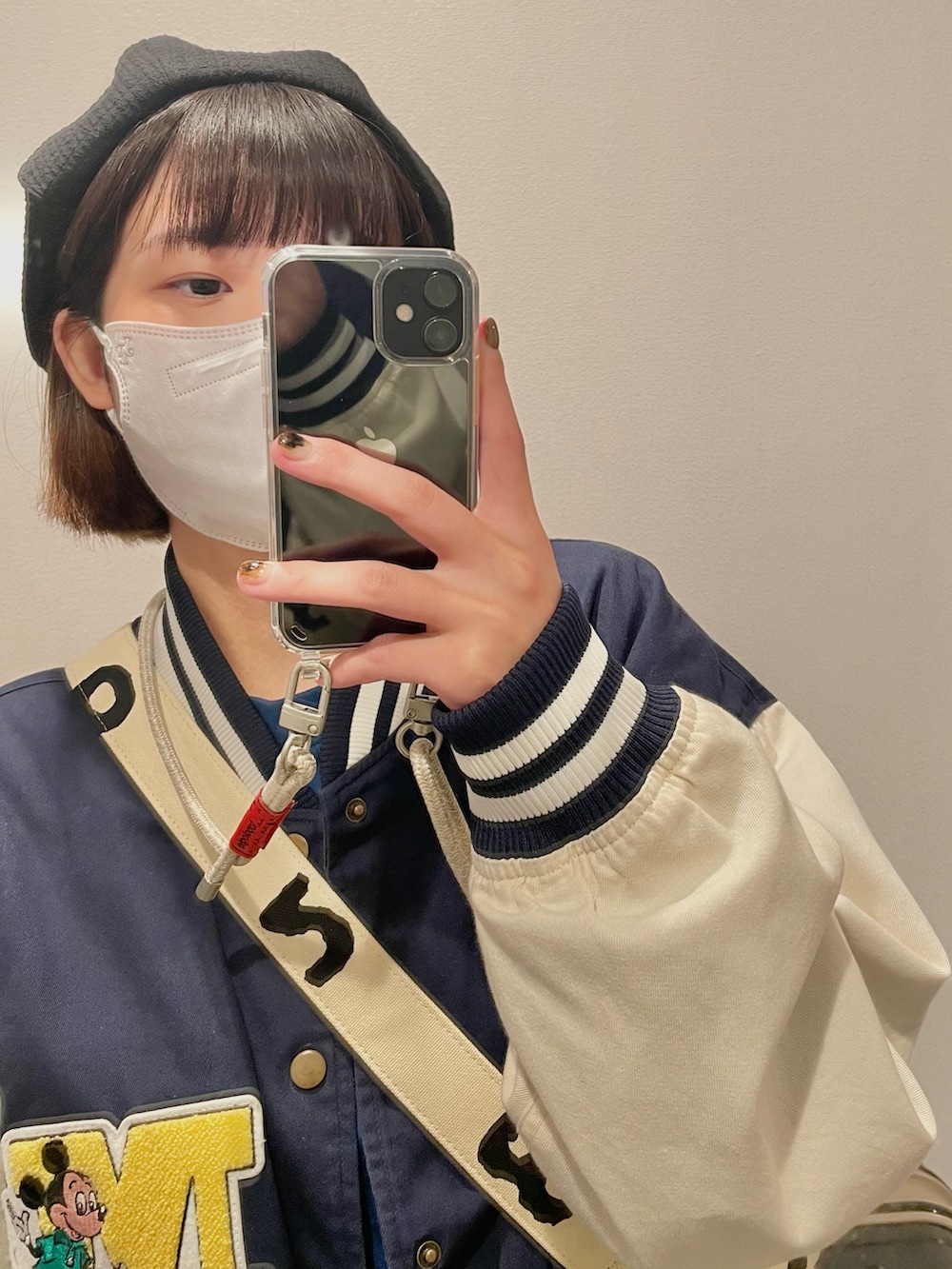 ベージュ系のバッグ、ブルー系のジャケット/アウター、ブルー系のデニムパンツを着用したレディースの春コーディネートの2枚目の写真