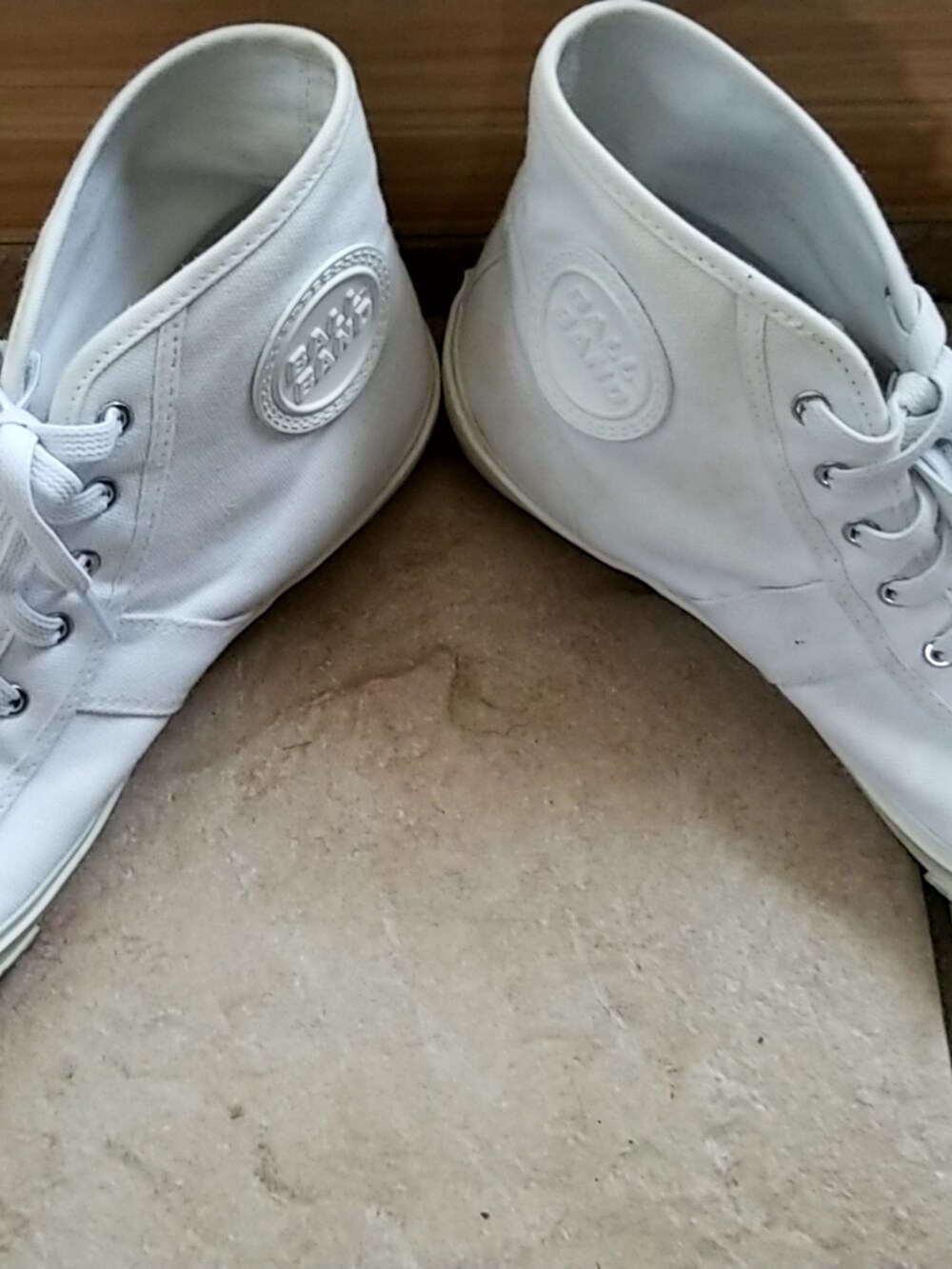 ホワイト系のスニーカーを着用したメンズの春コーディネートの2枚目の写真