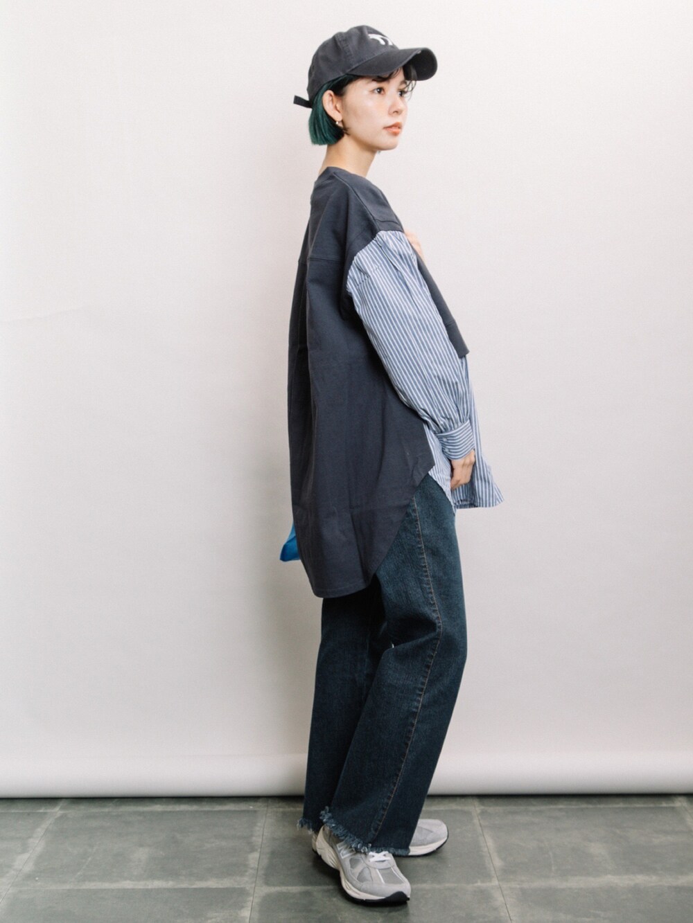 ブルー系のTシャツ/カットソー、ブルー系のエコバッグ/サブバッグ、ブルー系のデニムパンツを着用したレディースの冬コーディネートの3枚目の写真