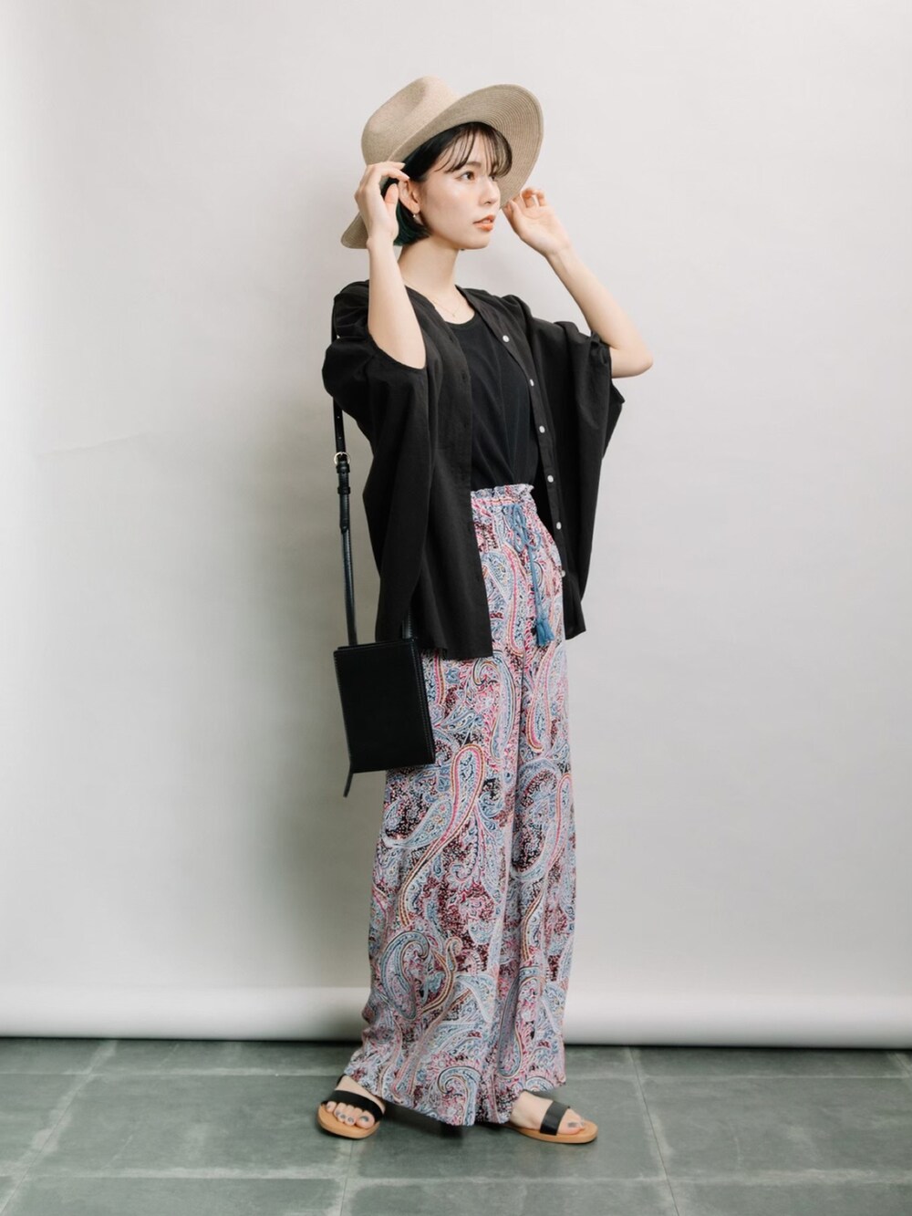 ブラック系のシャツ/ブラウス、ブルー系のその他パンツ、ブラック系のタンクトップを着用したレディースの春コーディネートの2枚目の写真