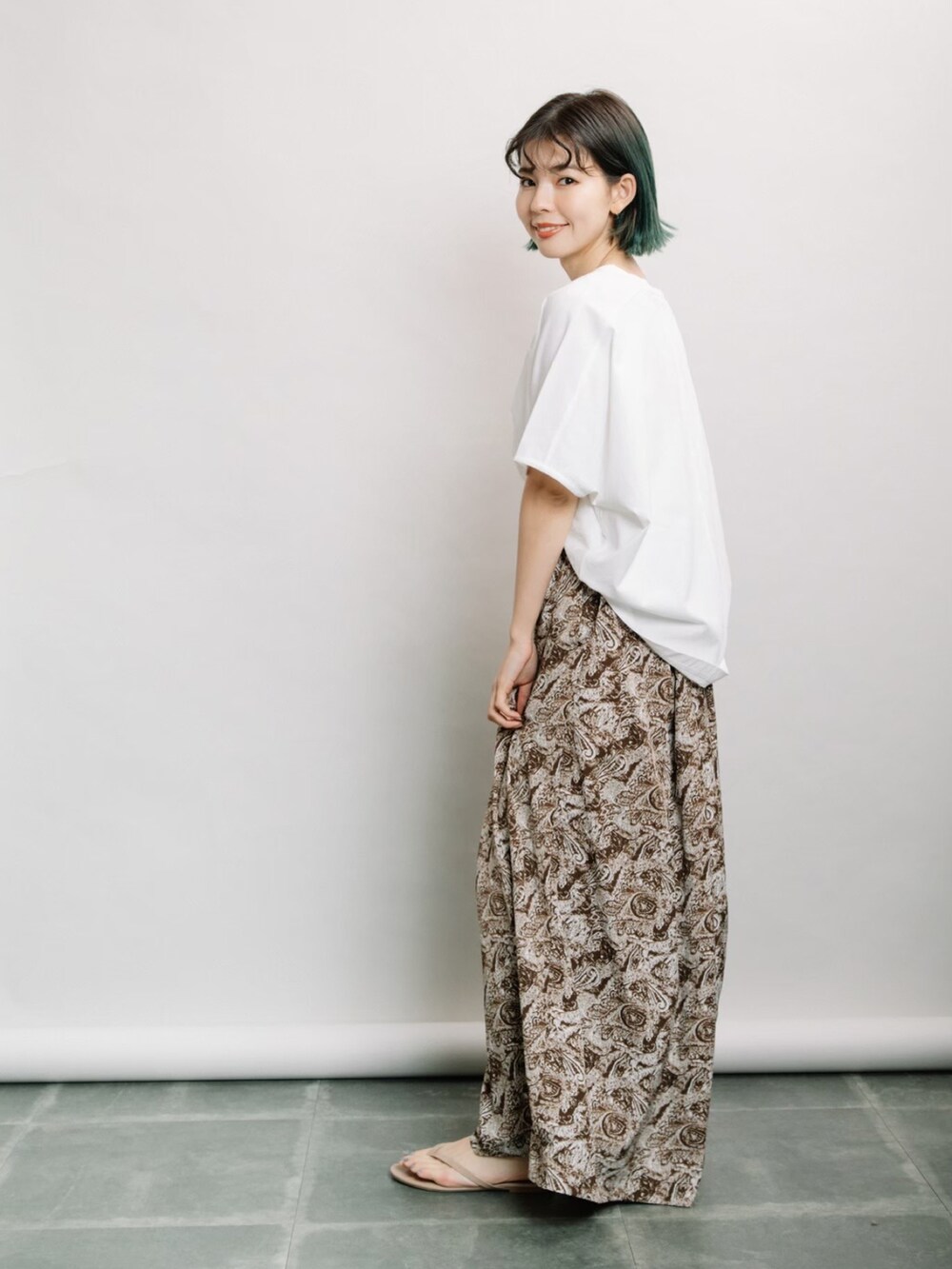 ホワイト系のTシャツ/カットソー、ブラウン系のその他パンツを着用したレディースの夏コーディネートの2枚目の写真