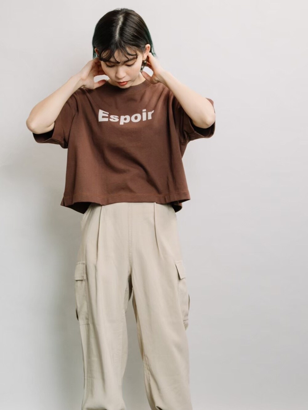 ブラウン系のTシャツ/カットソー、ベージュ系のその他パンツ、グレー系のスニーカーを着用したレディースの夏コーディネートの2枚目の写真
