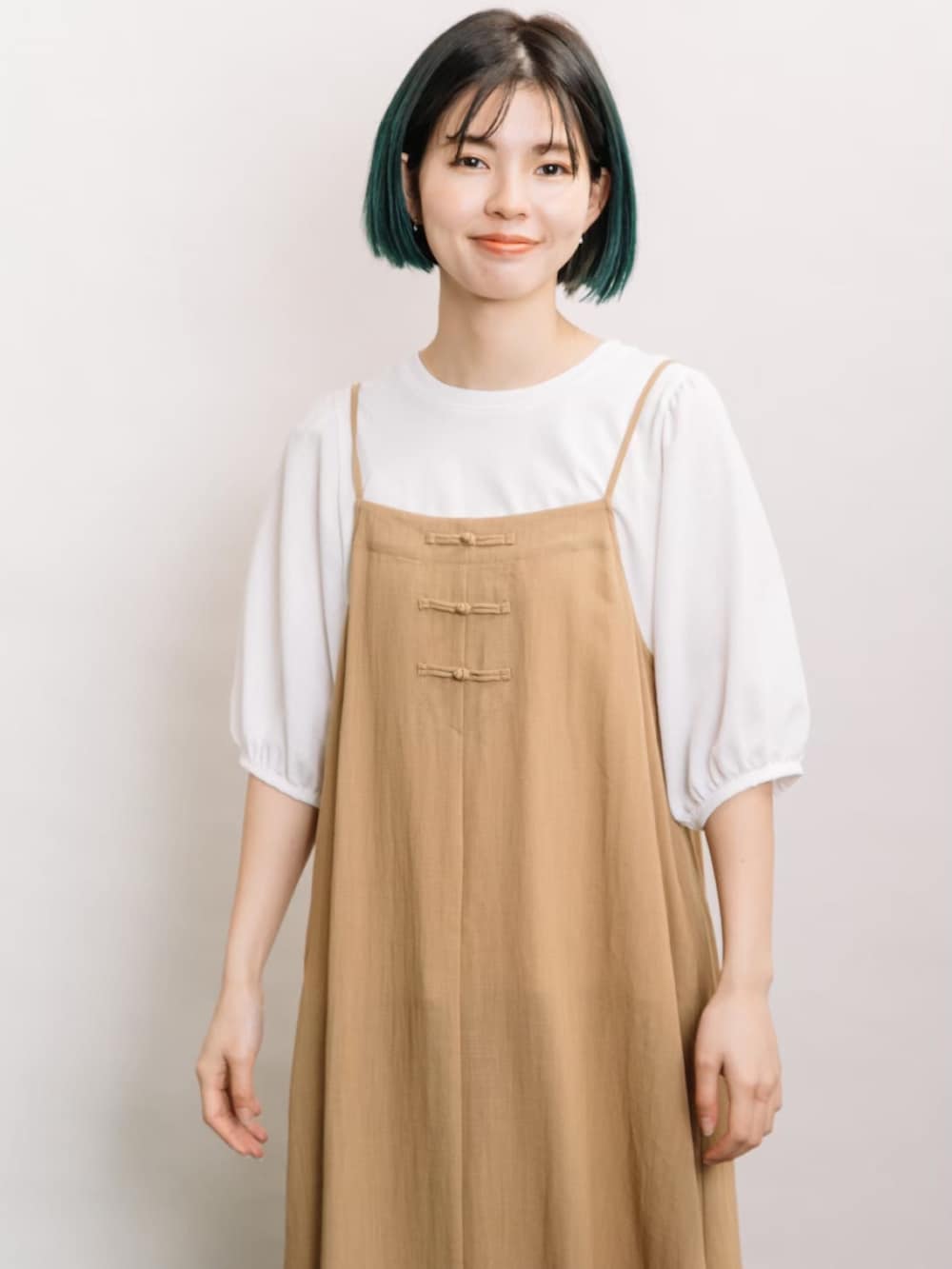 イエロー系のワンピース、ホワイト系のTシャツ/カットソーを着用したレディースの夏コーディネートの2枚目の写真